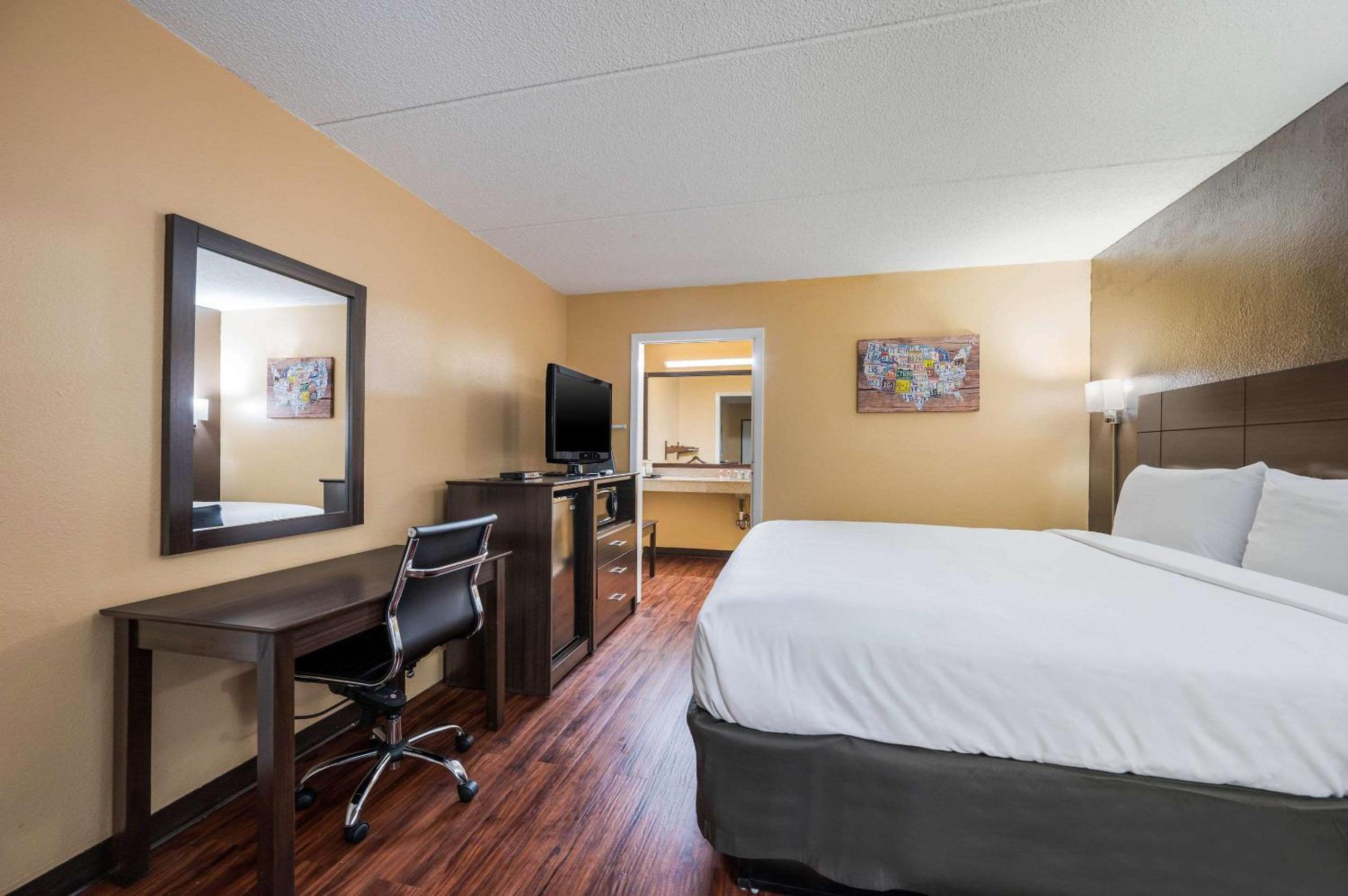 Econo Lodge Columbus near Airport view 4