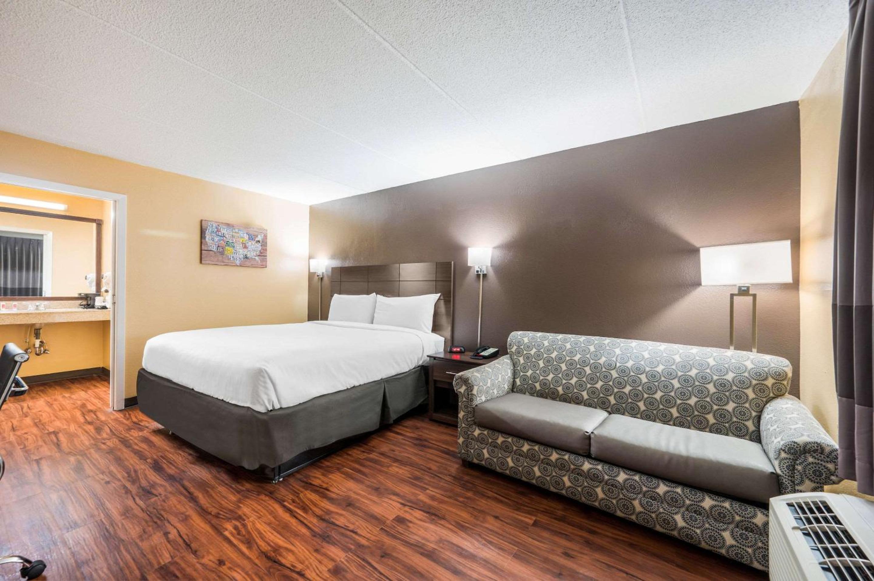 Econo Lodge Columbus near Airport view 3
