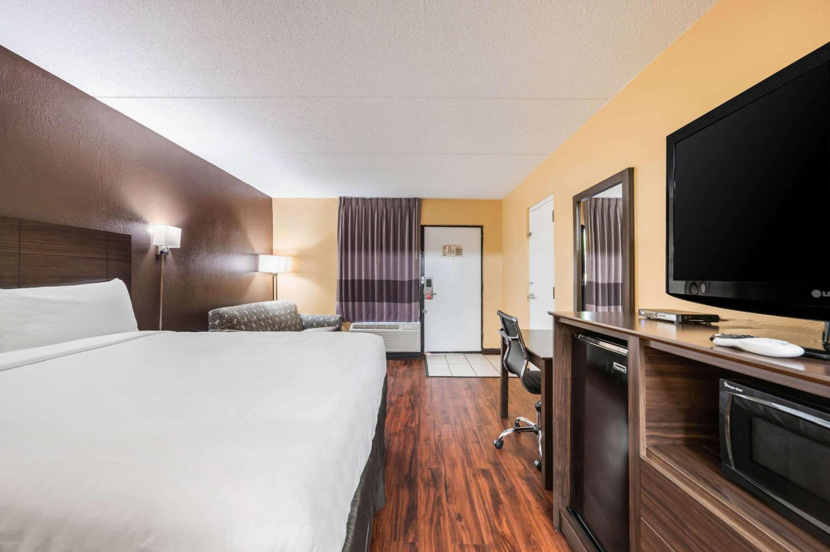Econo Lodge Columbus near Airport view 5