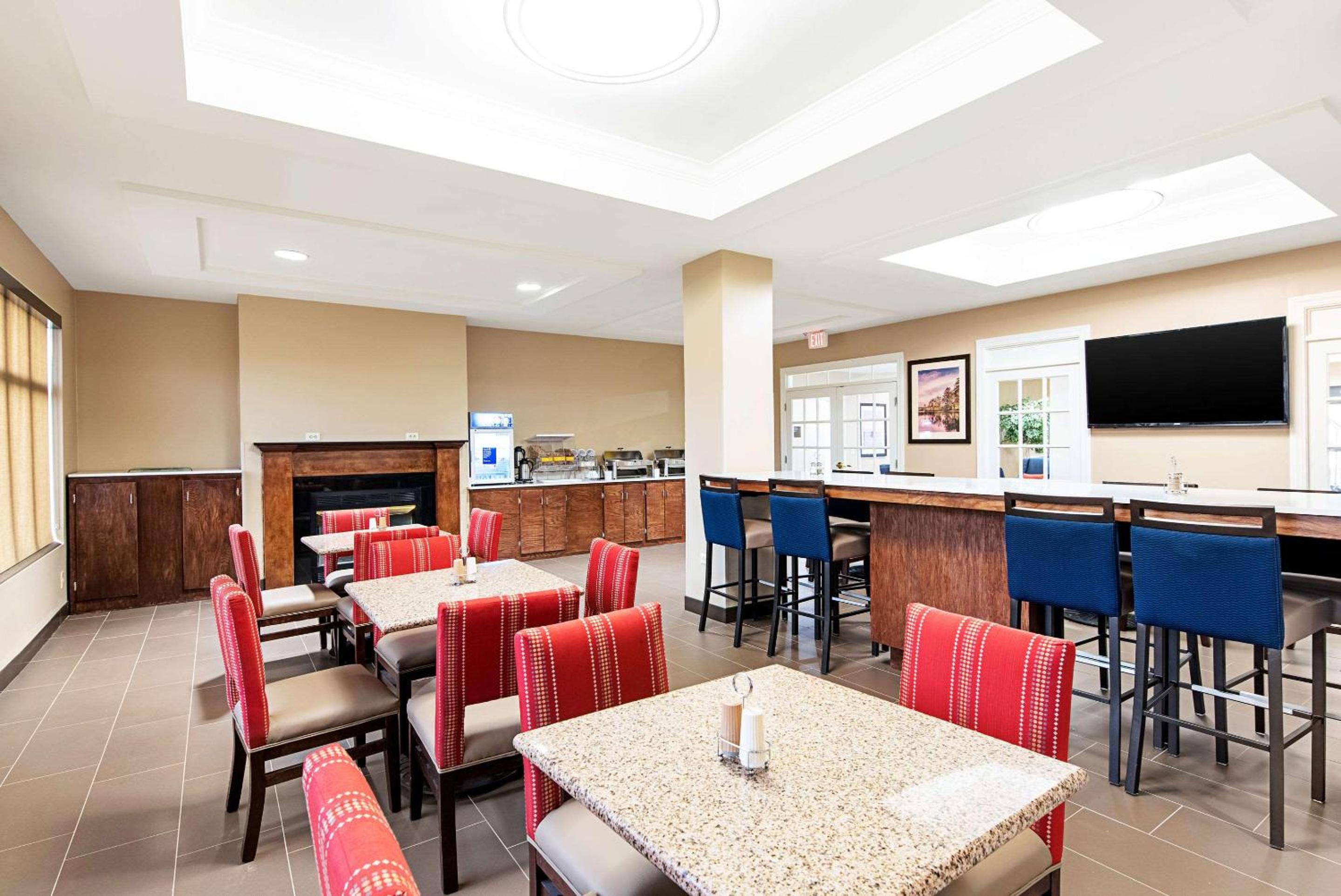 Pine Bluff Vacations - Comfort Inn  Suites Pine Bluff - Property Image 6