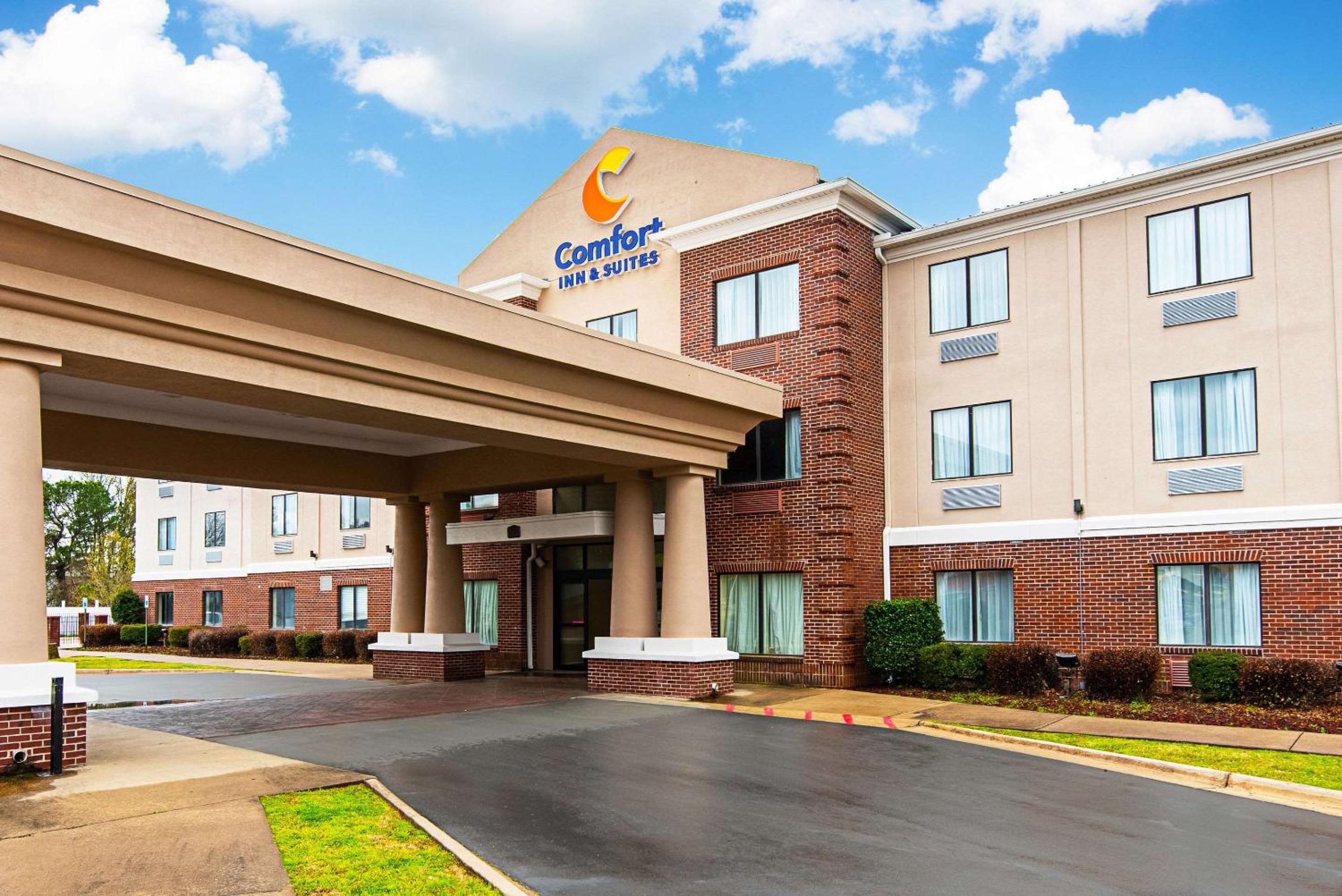 Pine Bluff Vacations - Comfort Inn  Suites Pine Bluff - Property Image 1