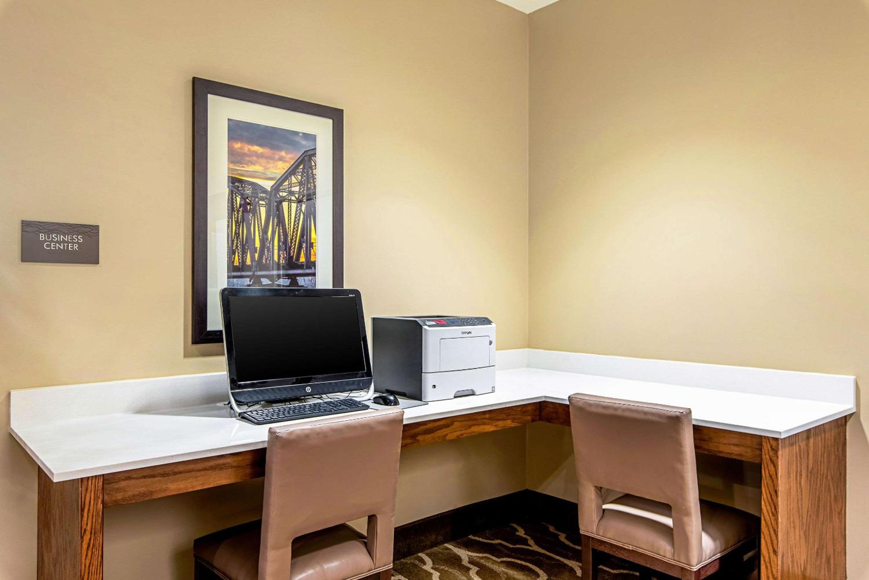 Pine Bluff Vacations - Comfort Inn  Suites Pine Bluff - Property Image 9