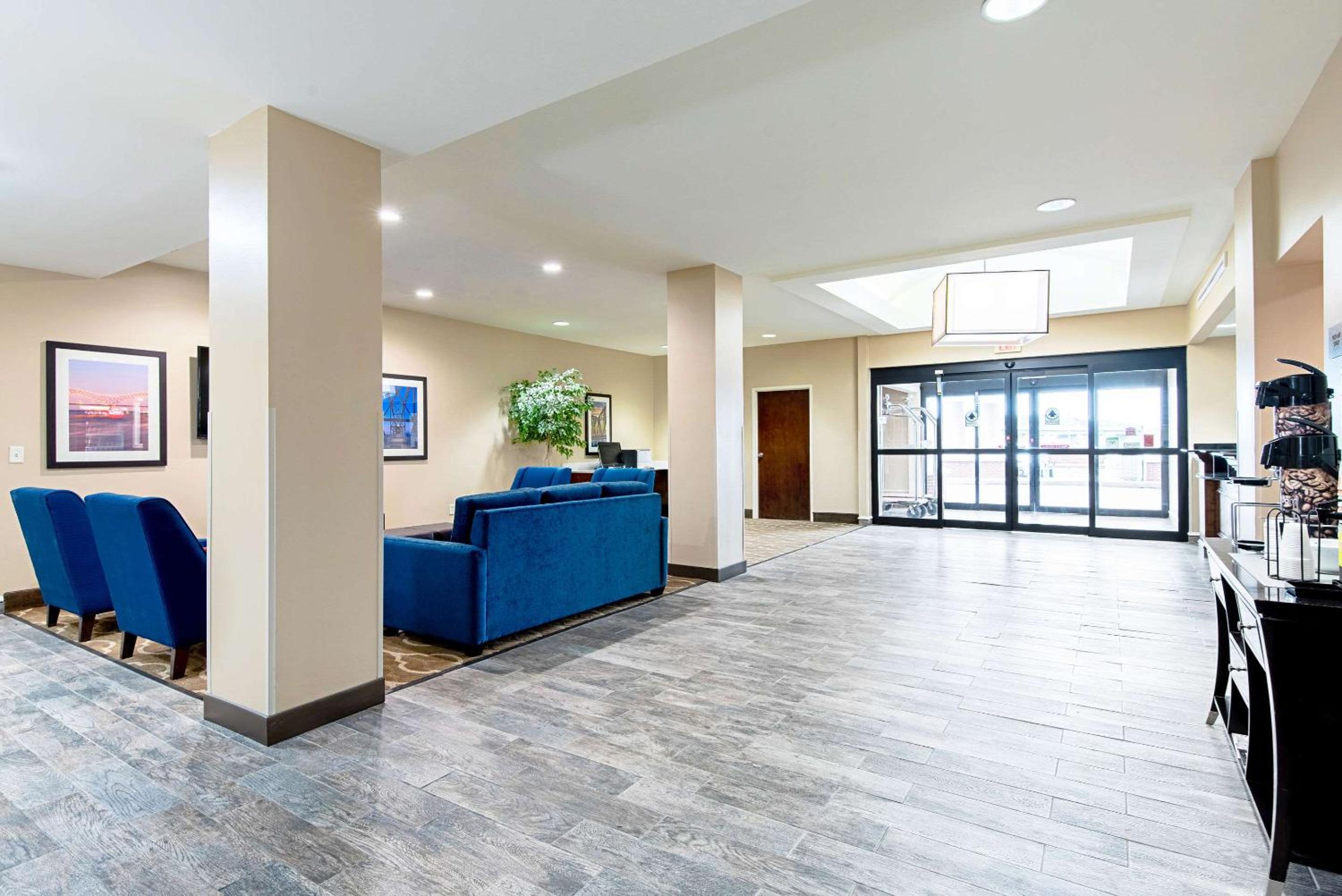 Pine Bluff Vacations - Comfort Inn  Suites Pine Bluff - Property Image 4