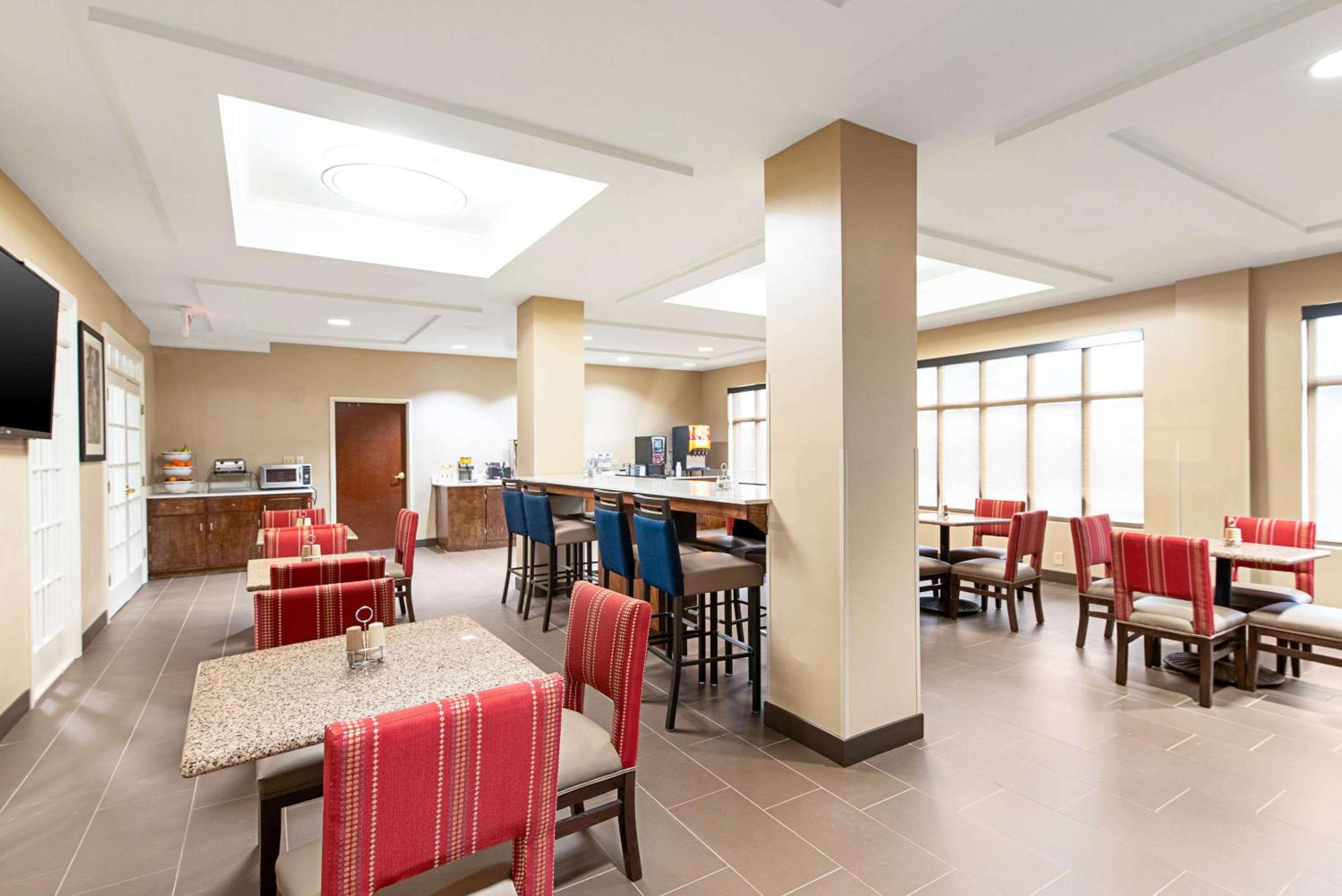 Pine Bluff Vacations - Comfort Inn  Suites Pine Bluff - Property Image 7