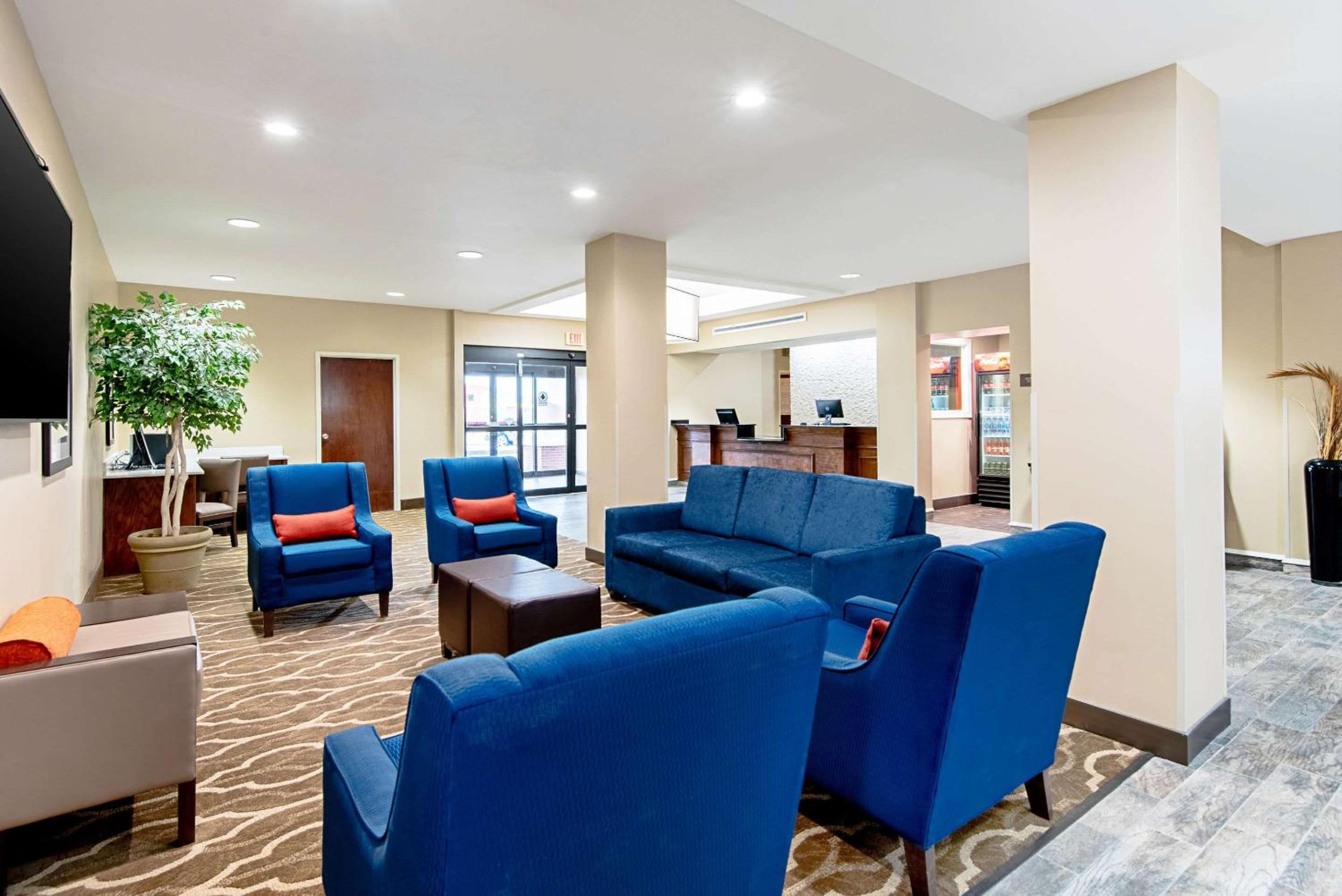 Pine Bluff Vacations - Comfort Inn  Suites Pine Bluff - Property Image 3