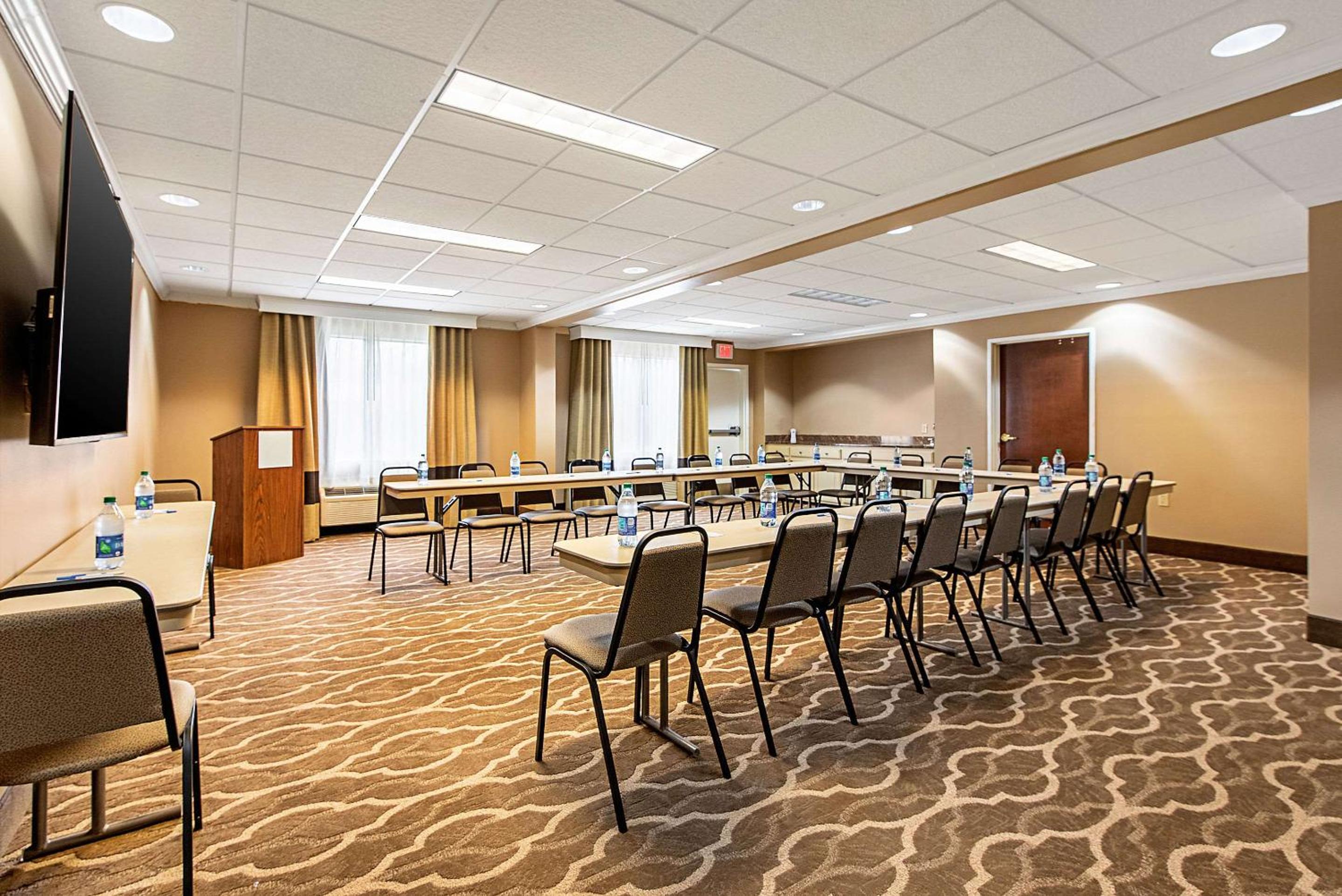 Pine Bluff Vacations - Comfort Inn  Suites Pine Bluff - Property Image 8