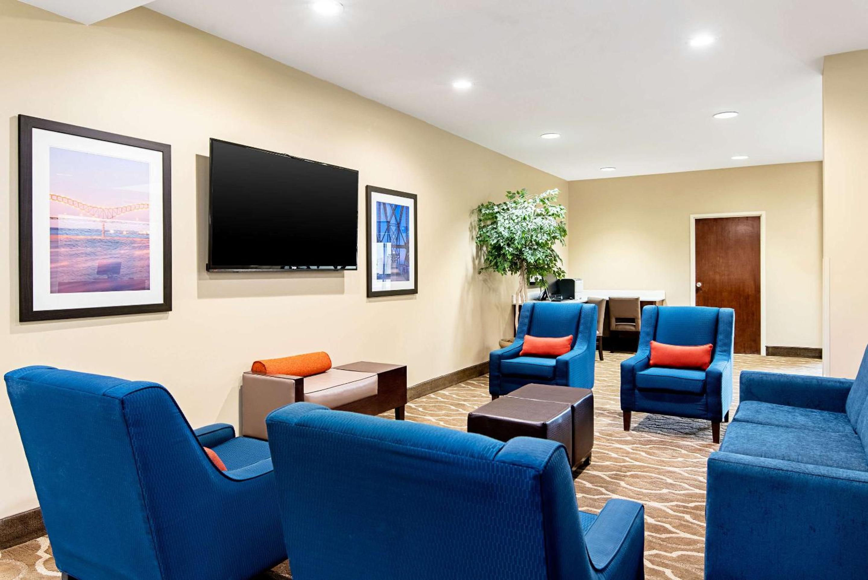 Pine Bluff Vacations - Comfort Inn  Suites Pine Bluff - Property Image 2