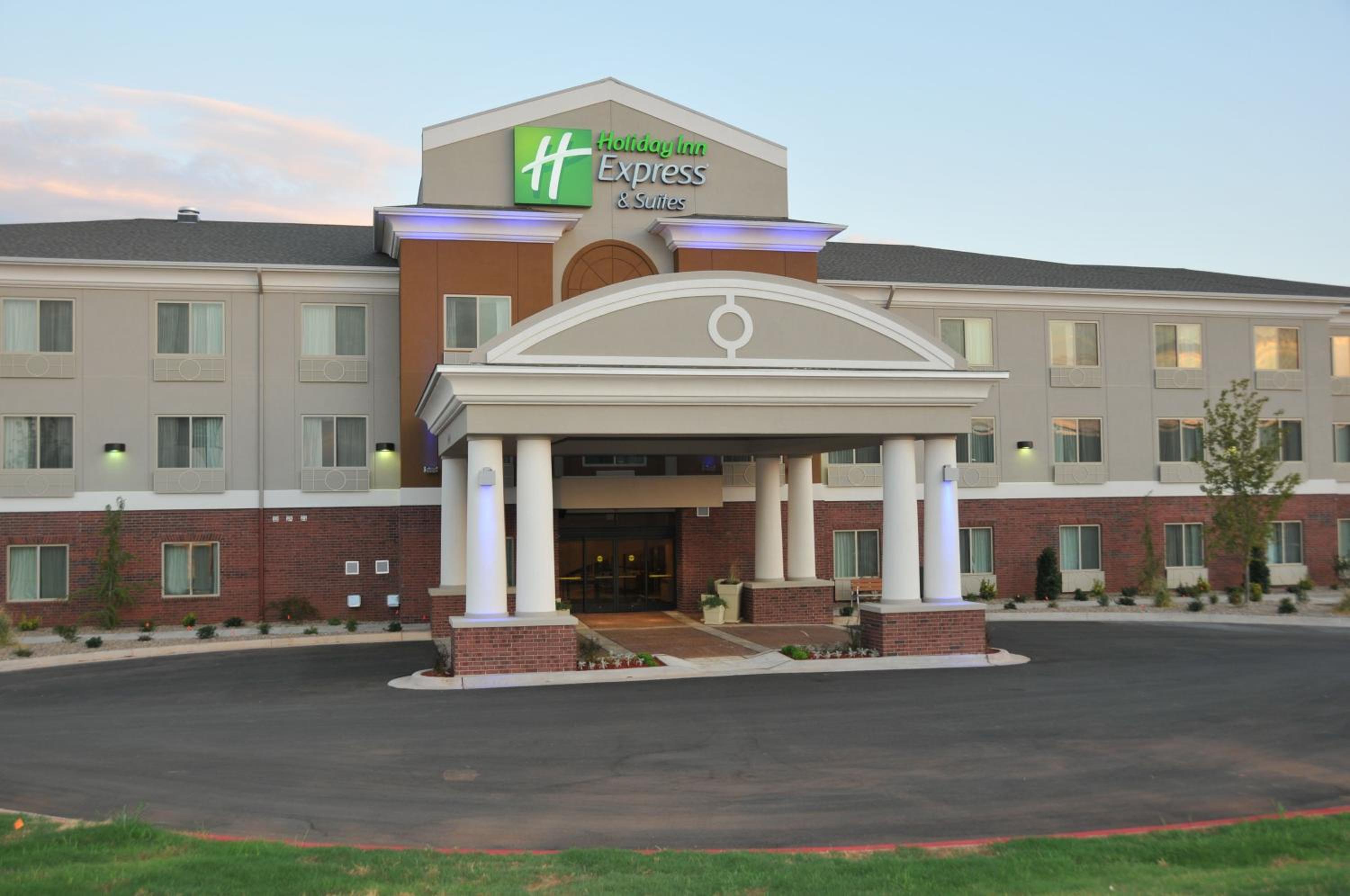 Clinton Vacations - Holiday Inn Express  Suites Clinton, an IHG Hotel - Property Image 12
