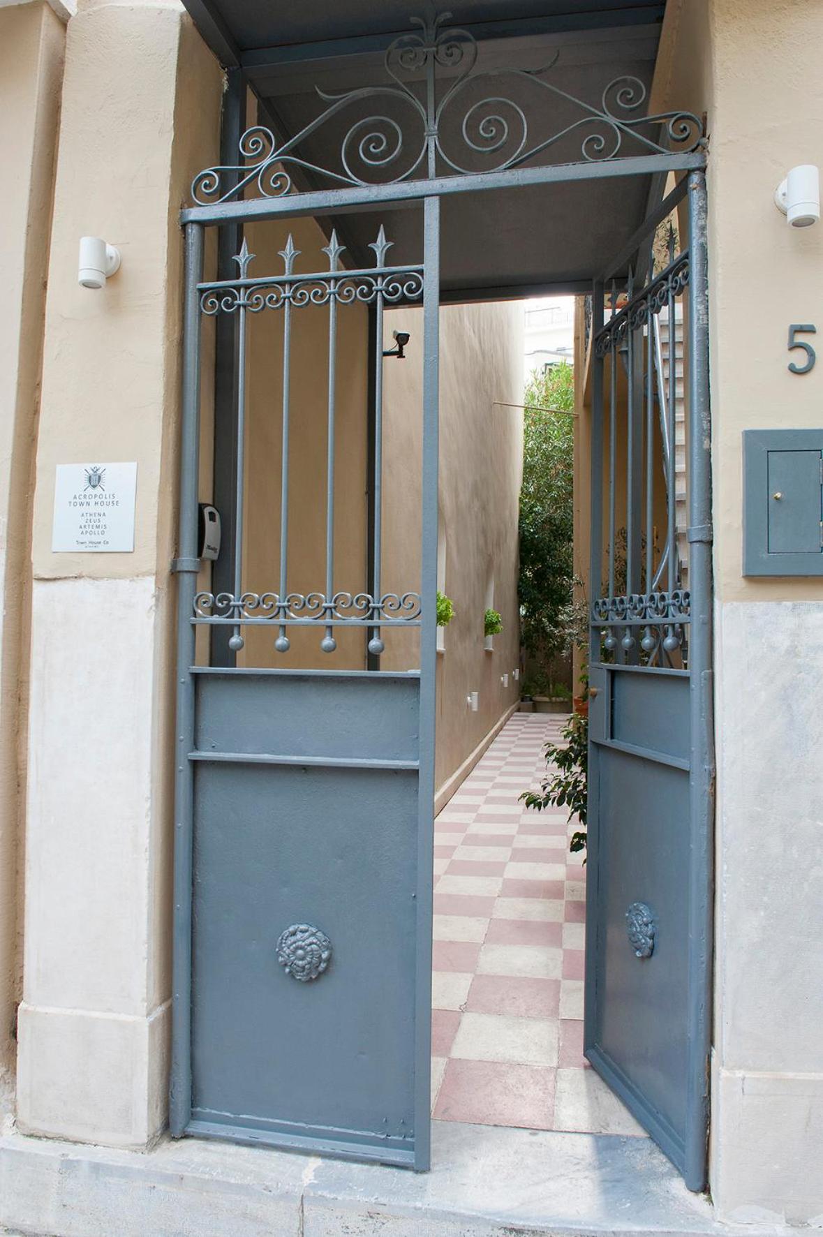 Acropolis TownHouseCo Suites