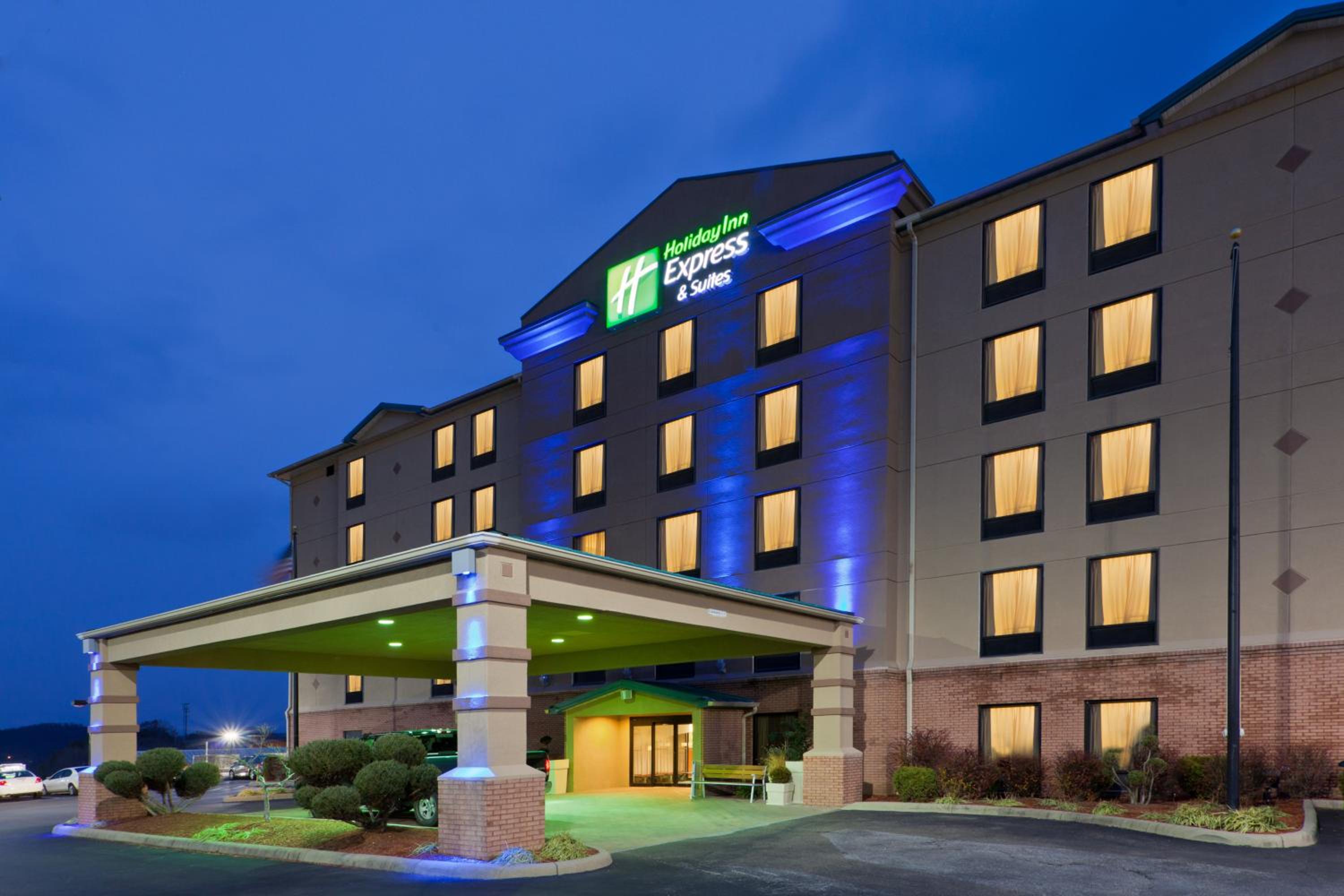 Hotel Holiday Inn Express Hotel & Suites Charleston-Southridge, an IHG Hotel - Image 1