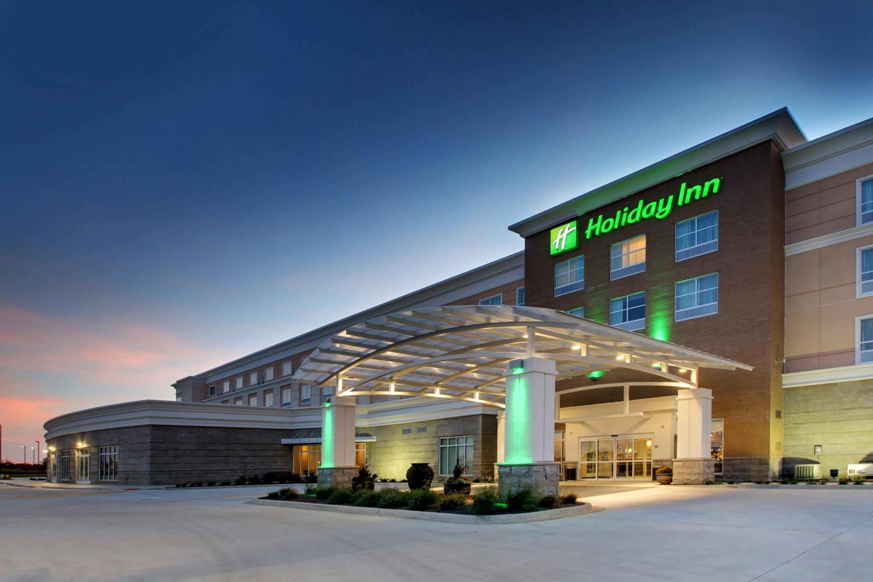 Peoria Vacations - Holiday Inn  Suites Peoria at Grand Prairie, an IHG Hotel - Property Image 1