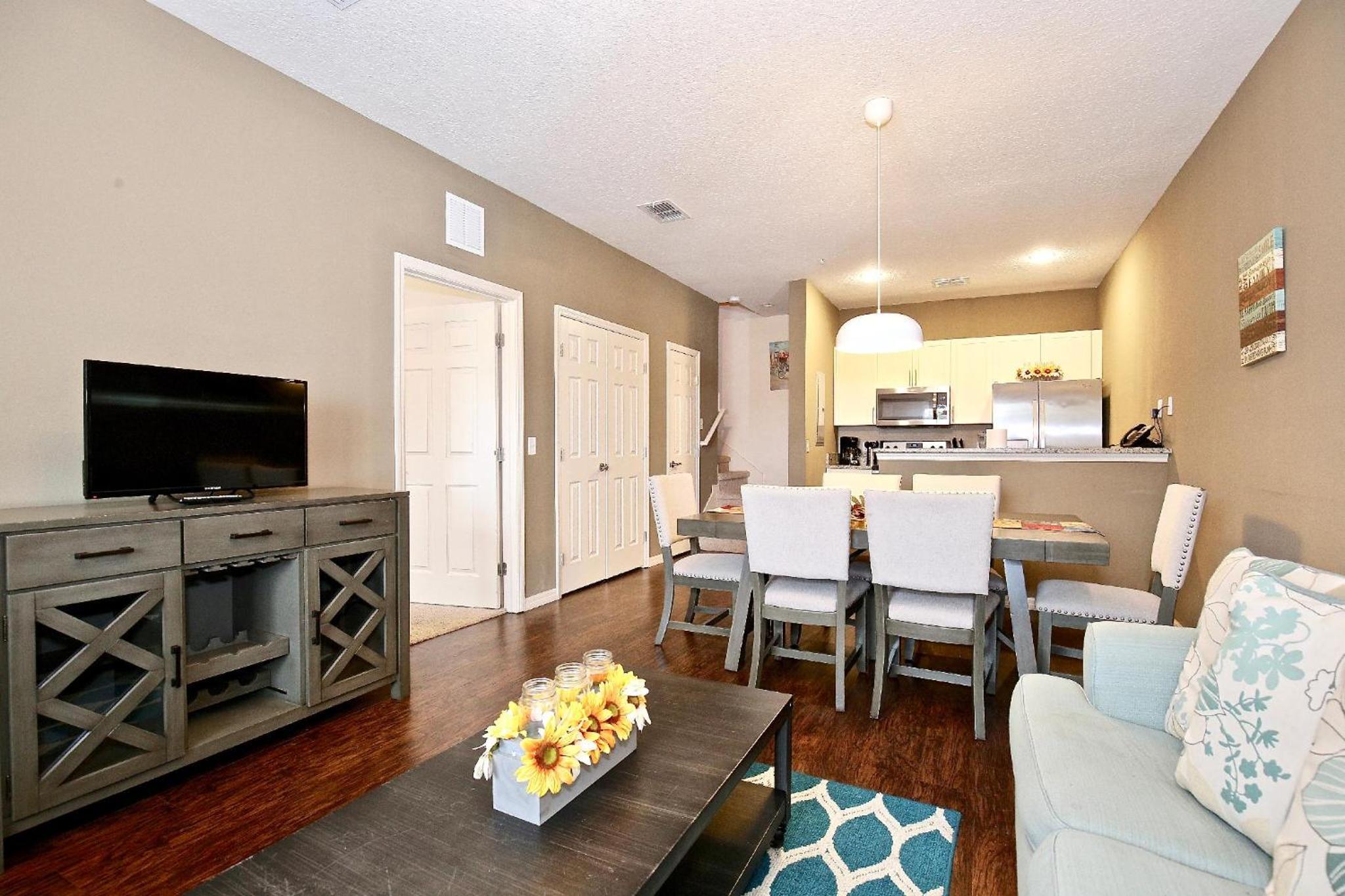 Fantastic Townhouse in Lux community sleeps 8, 10' to Disney!!