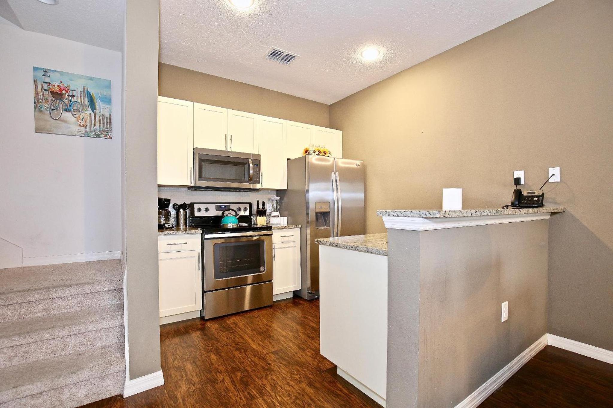Fantastic Townhouse in Lux community sleeps 8, 10' to Disney!!