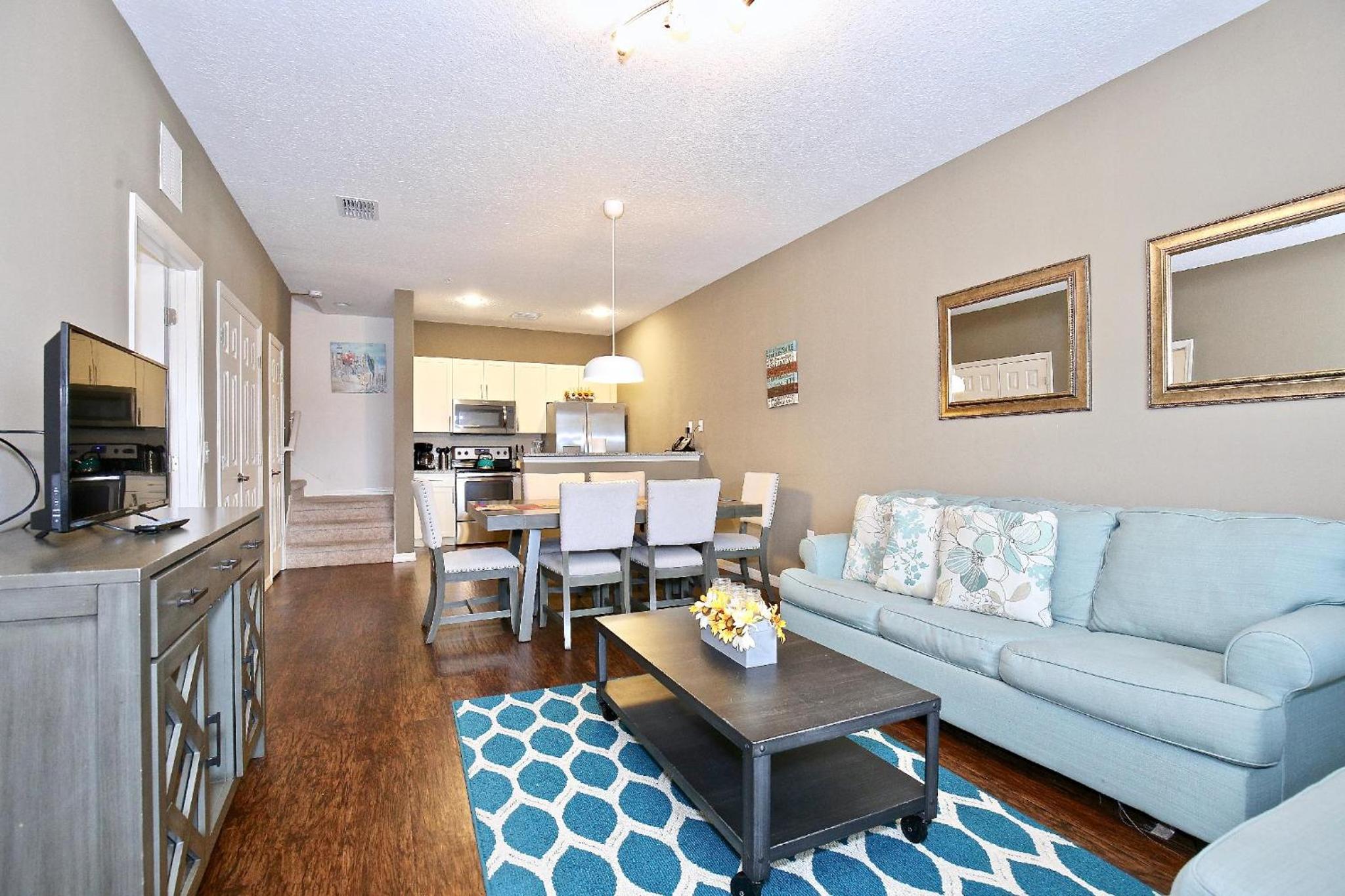 Fantastic Townhouse in Lux community sleeps 8, 10' to Disney!!