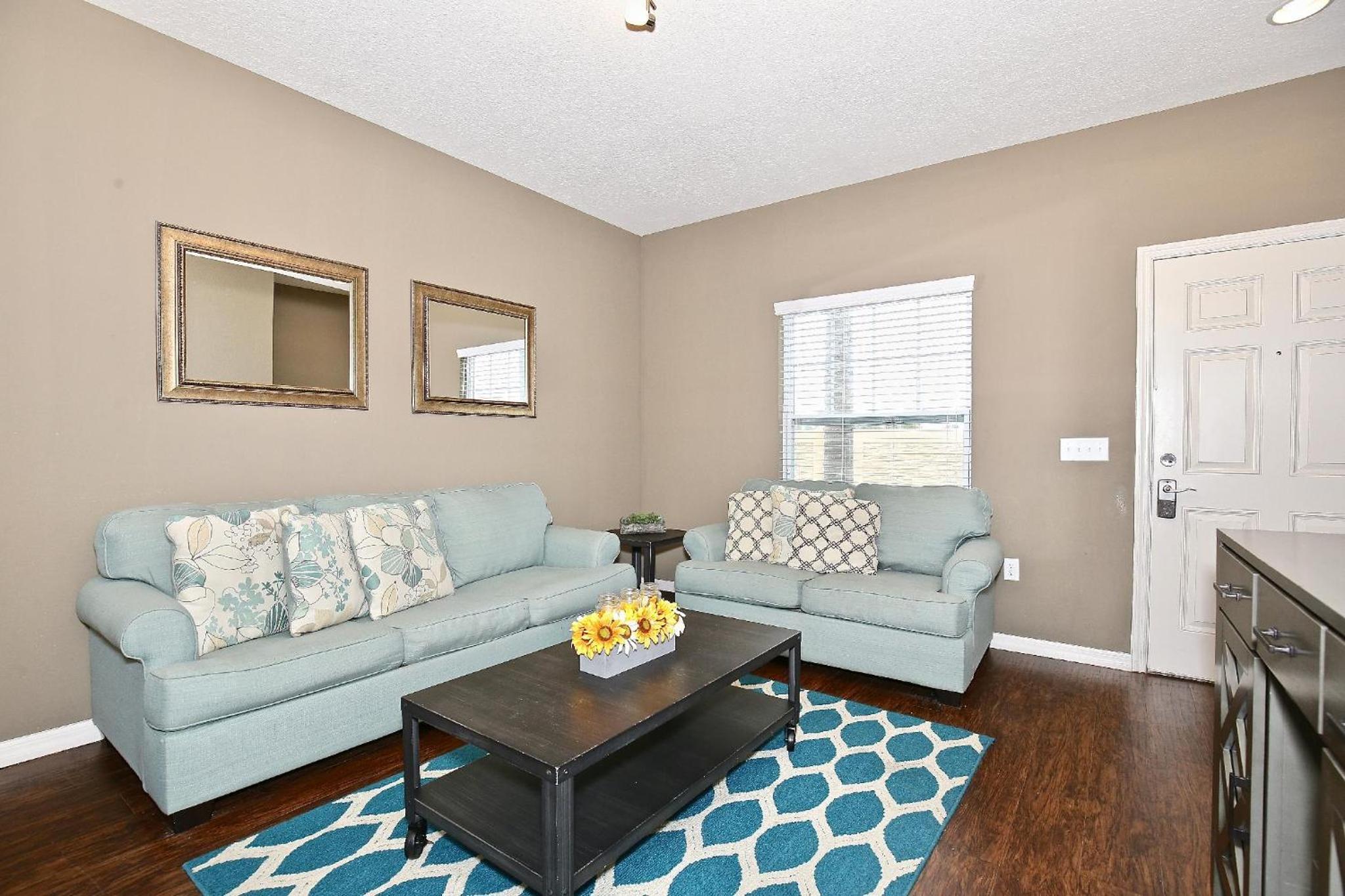 Fantastic Townhouse in Lux community sleeps 8, 10' to Disney!!