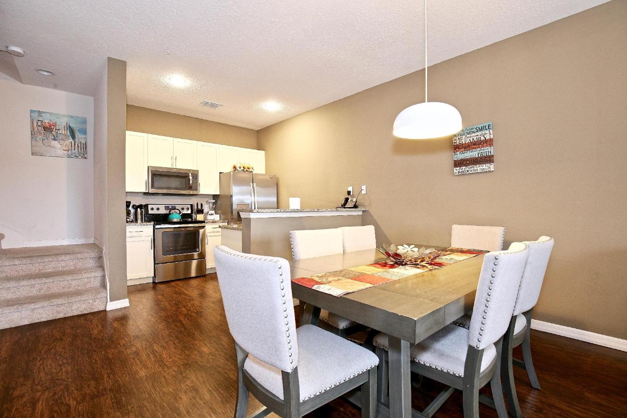 Fantastic Townhouse in Lux community sleeps 8, 10' to Disney!!