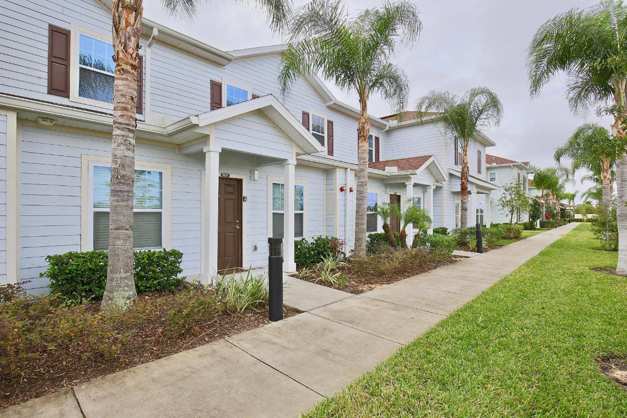 Fantastic Townhouse in Lux community sleeps 8, 10' to Disney!!