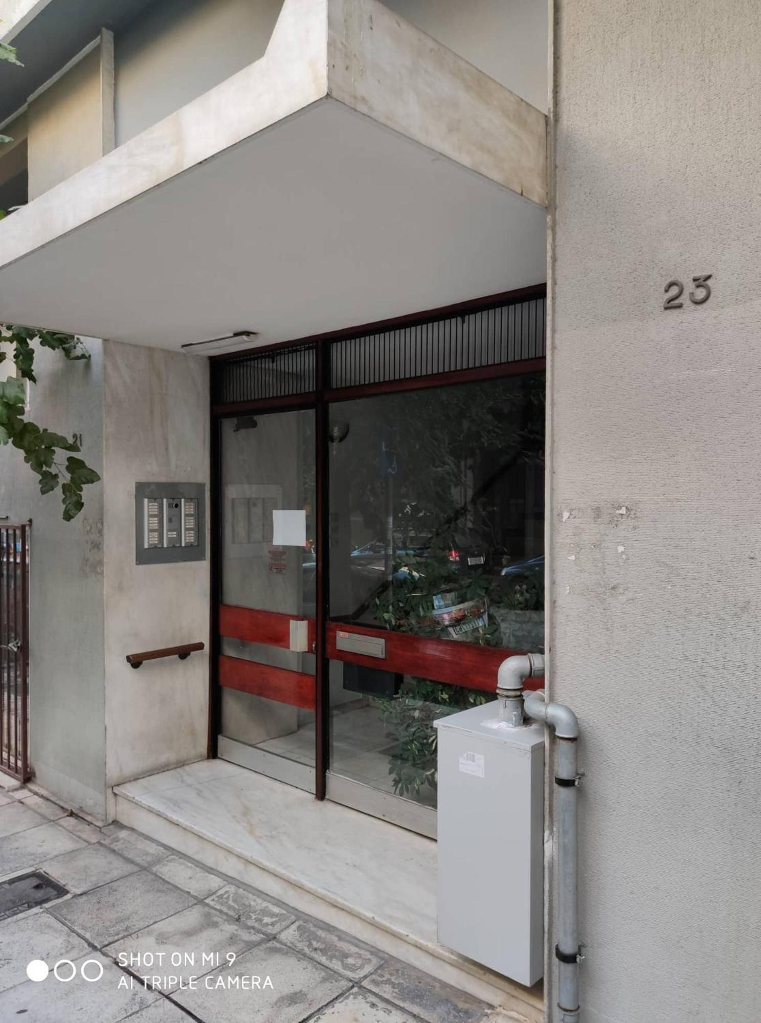 Minimal apartment on the shadow of the Acropolis