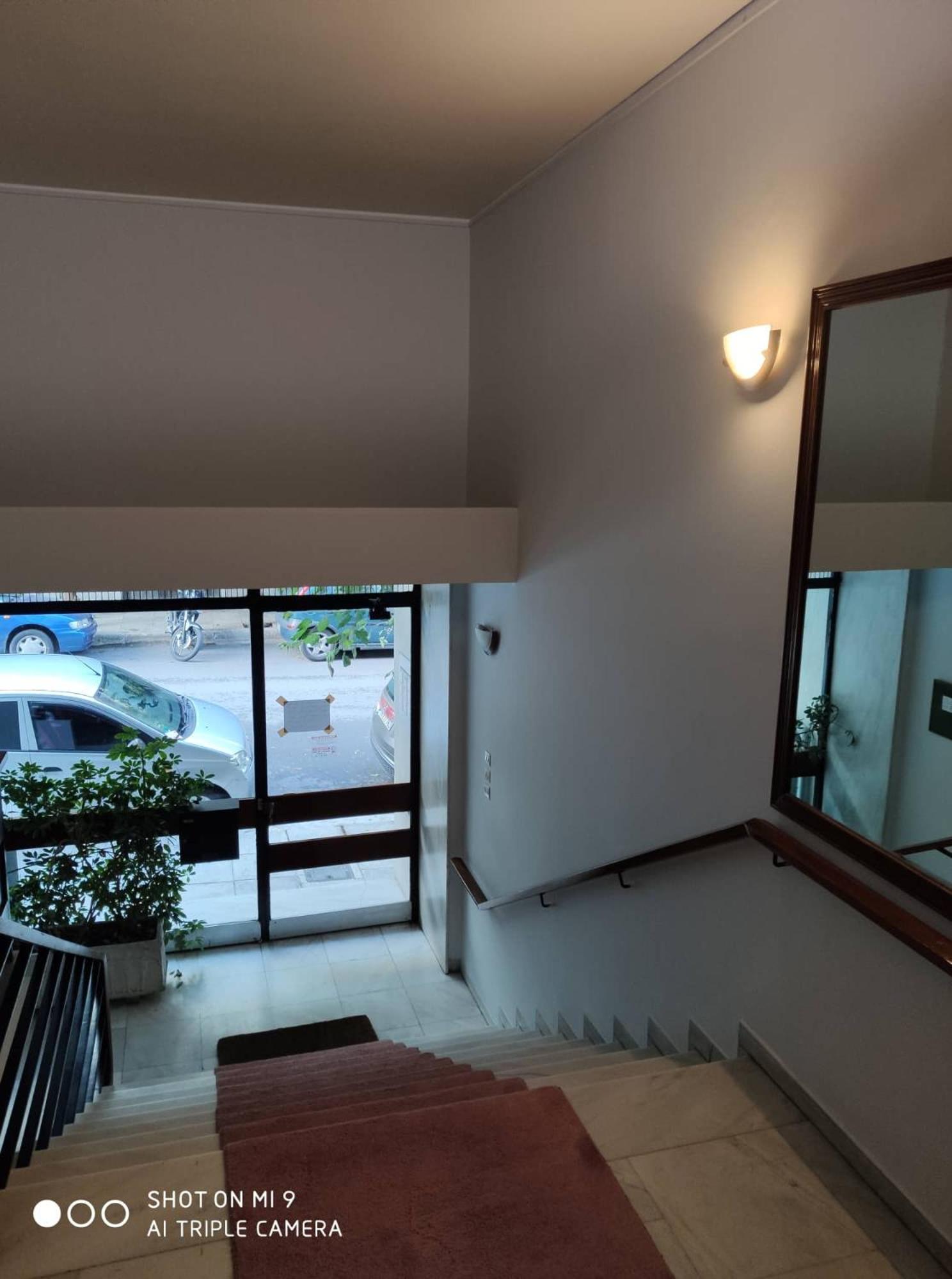 Minimal apartment on the shadow of the Acropolis