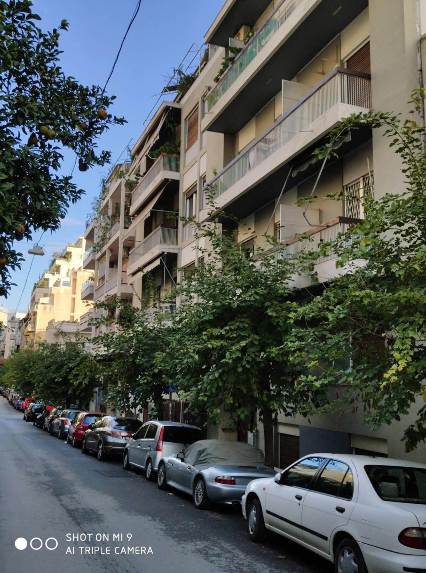 Minimal apartment on the shadow of the Acropolis