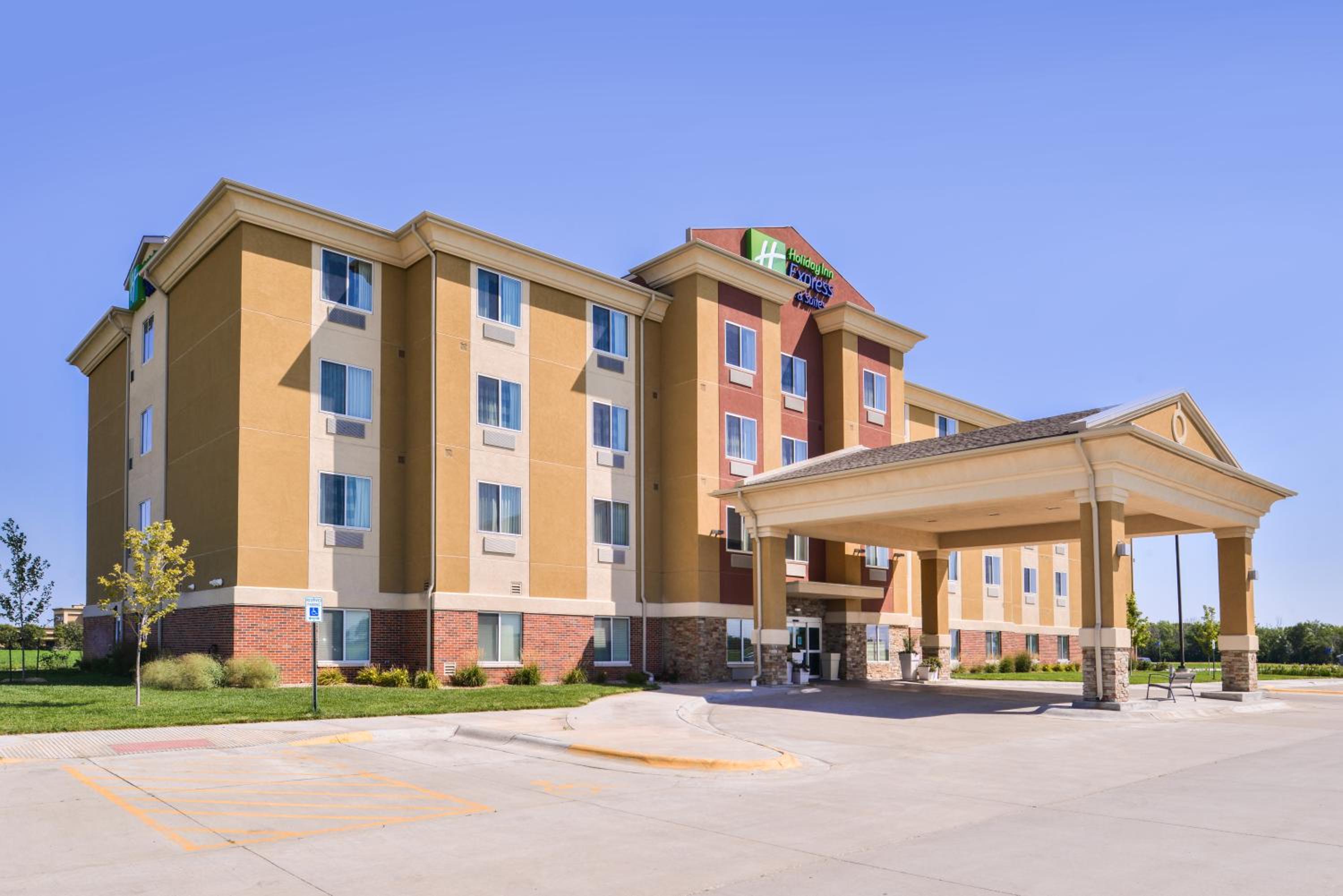 York Vacations - Holiday Inn Express Hotel  Suites York, an IHG Hotel - Property Image 1