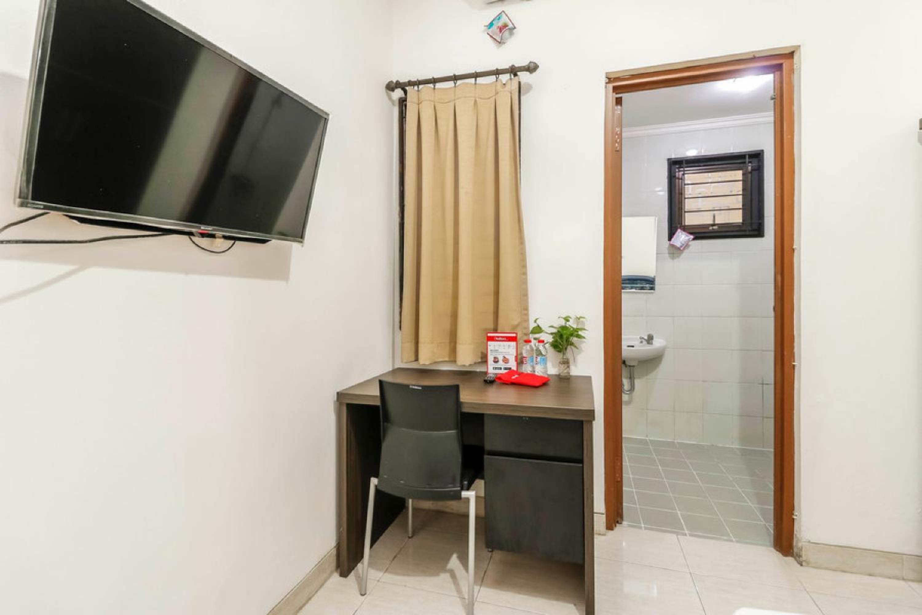 RedDoorz Plus near Trisakti University