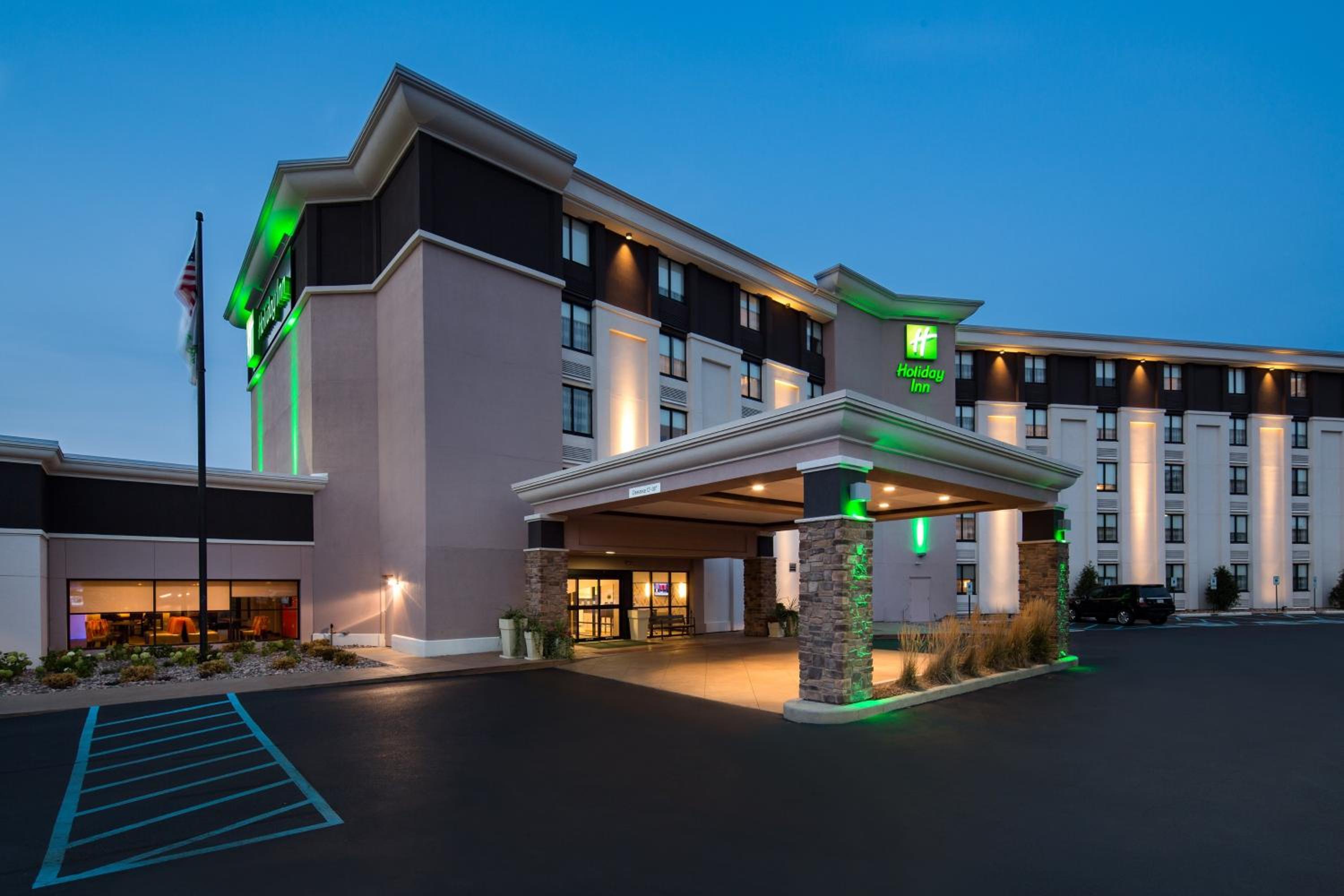 Milwaukee Vacations - Holiday Inn Milwaukee Riverfront, an IHG Hotel - Property Image 1