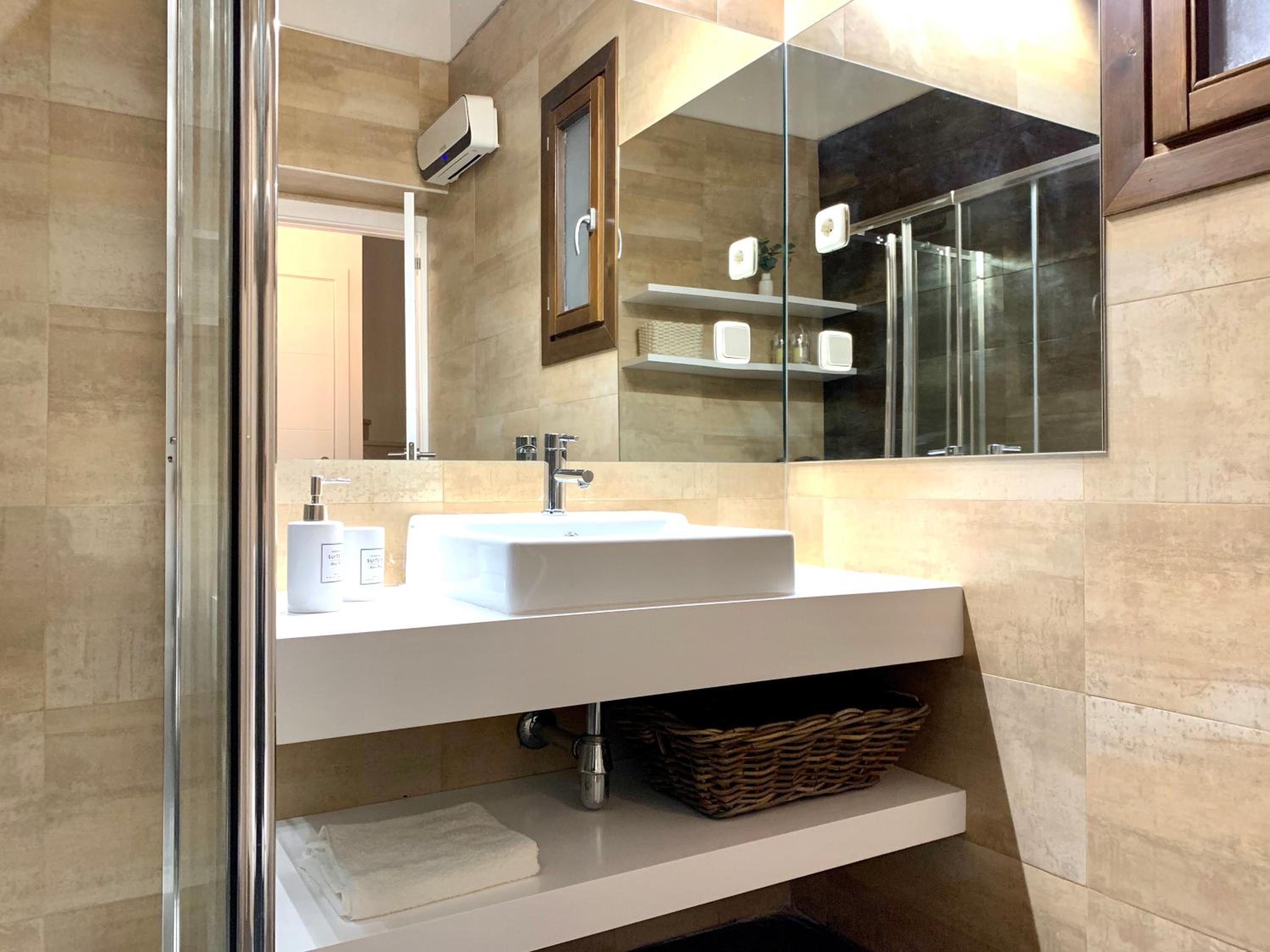 -TÍVOLI- by myhomeintoledo