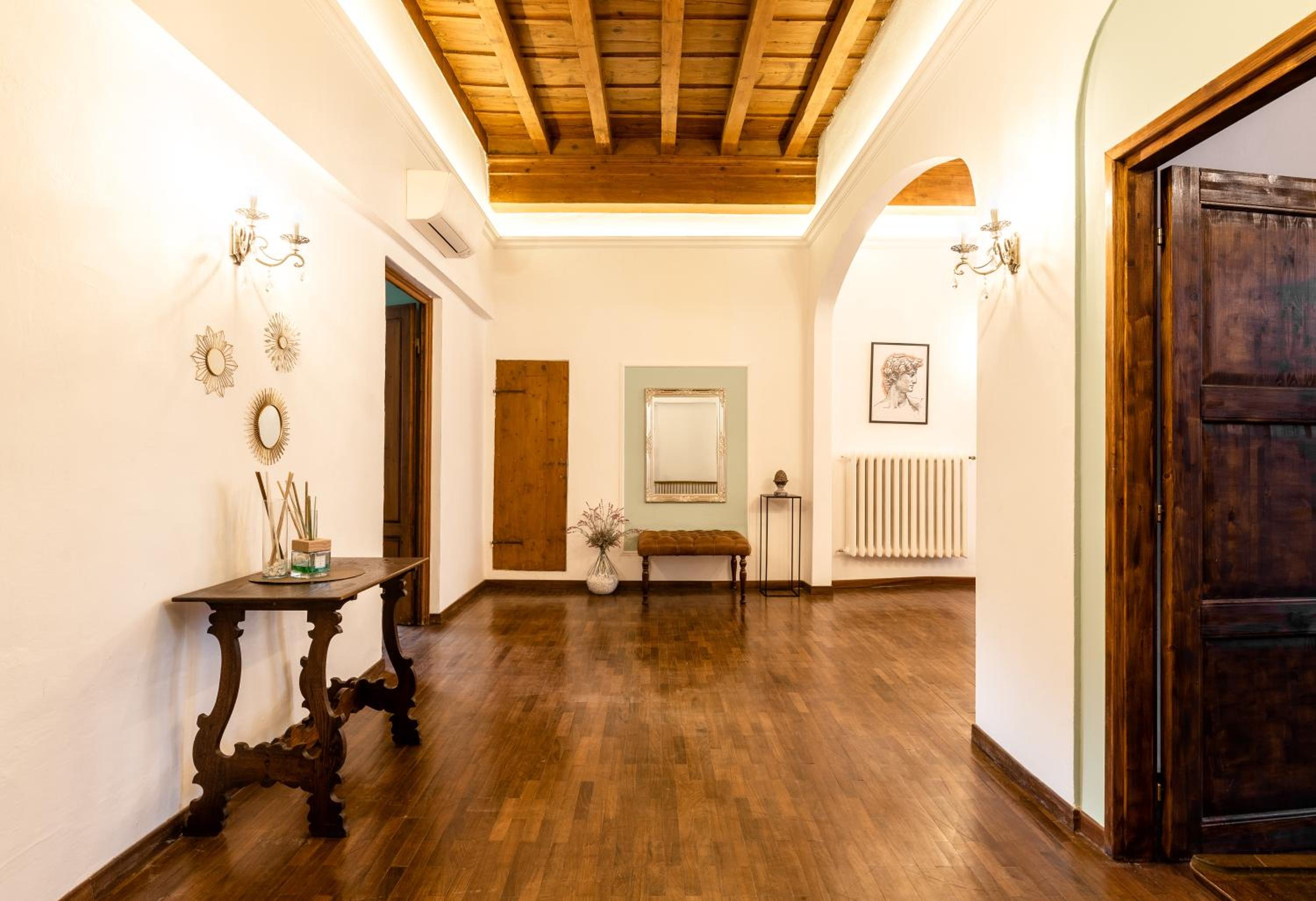 Historic center Palace - Huge 4 bedrooms Santa Croce apartment - By LikeHomeFlorence