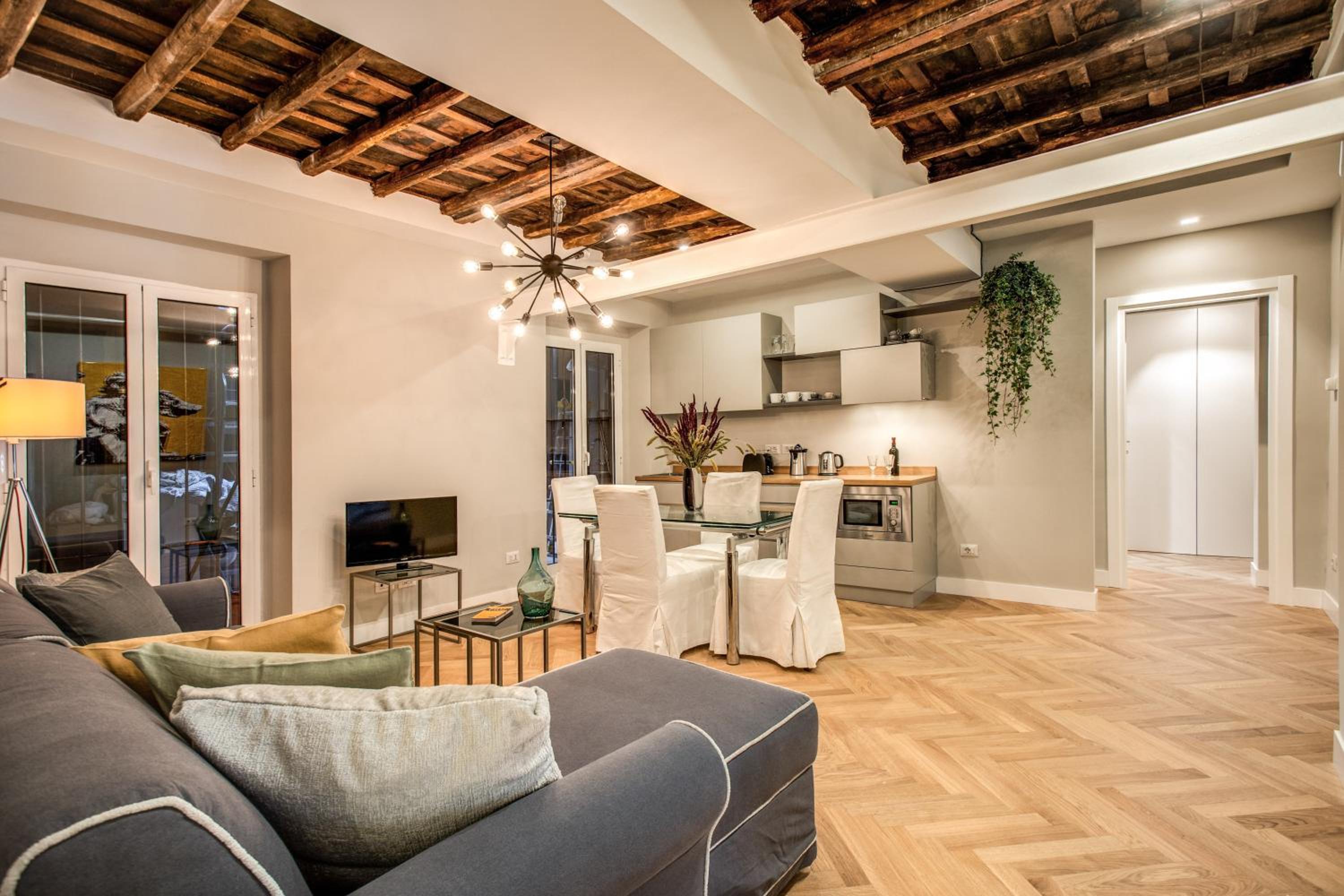 Trevi Fountain Superior 3 bdr apartment