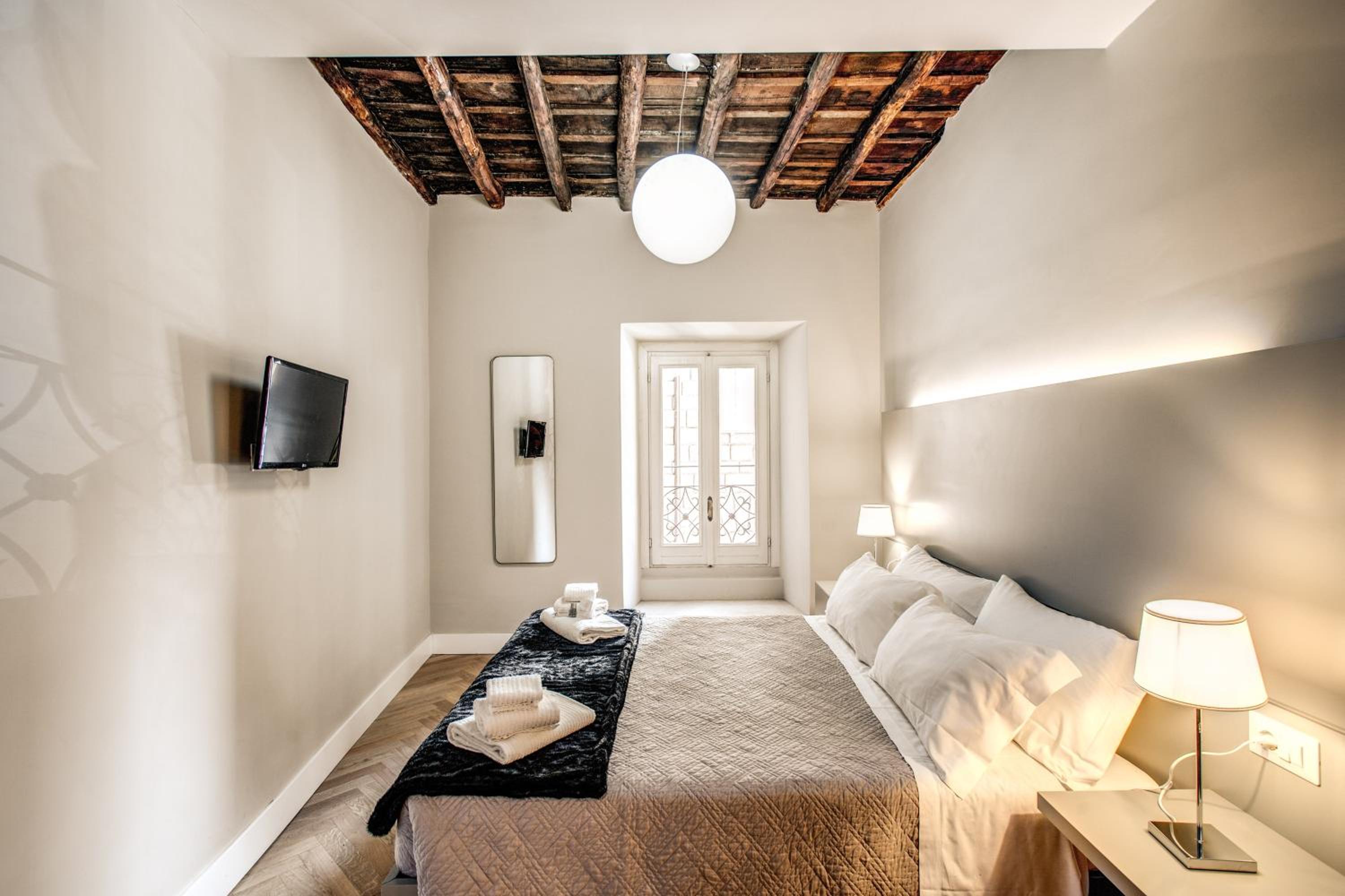 Trevi Fountain Superior 3 bdr apartment