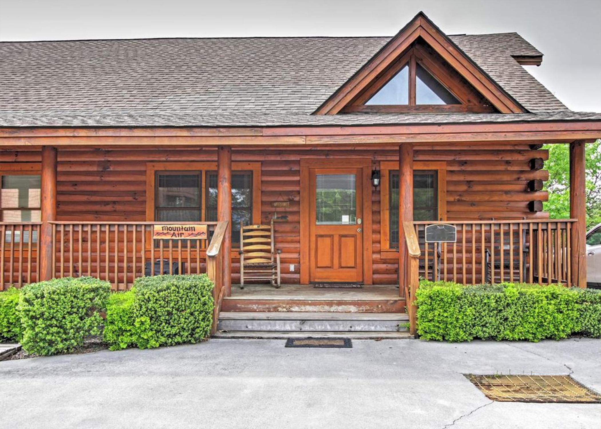 Hotel Luxury Resort Cabin, 5 min to Dollywood, Smoky Mountain Charm! - Image 1