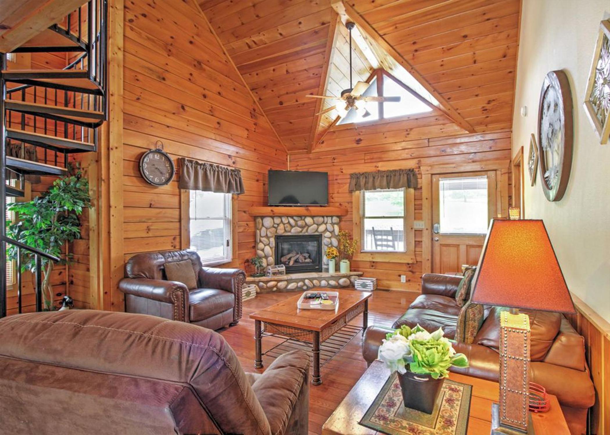 Luxury Resort Cabin, 5 min to Dollywood, Smoky Mountain Charm! view 4