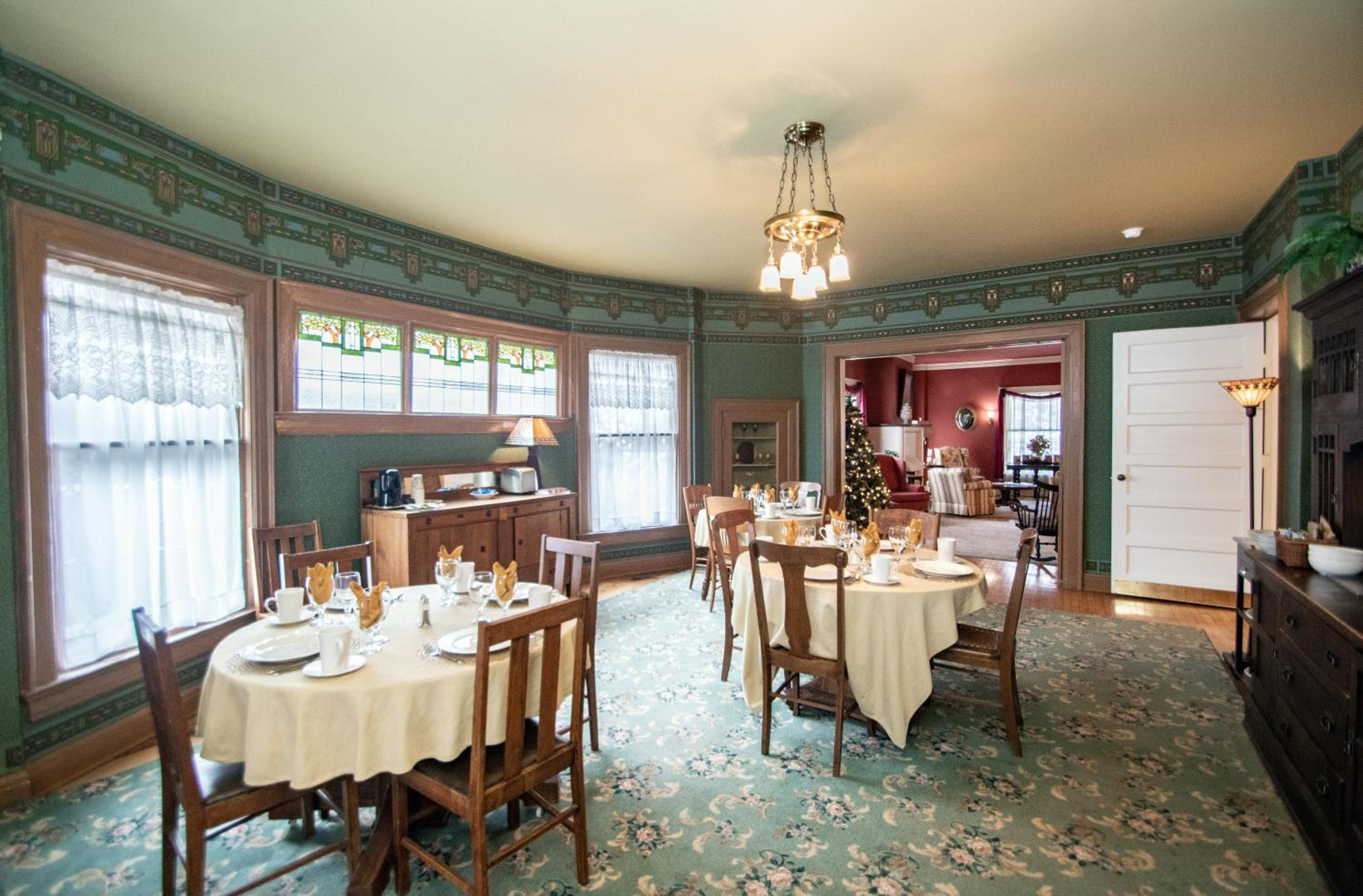 Looking Glass Inn view 4