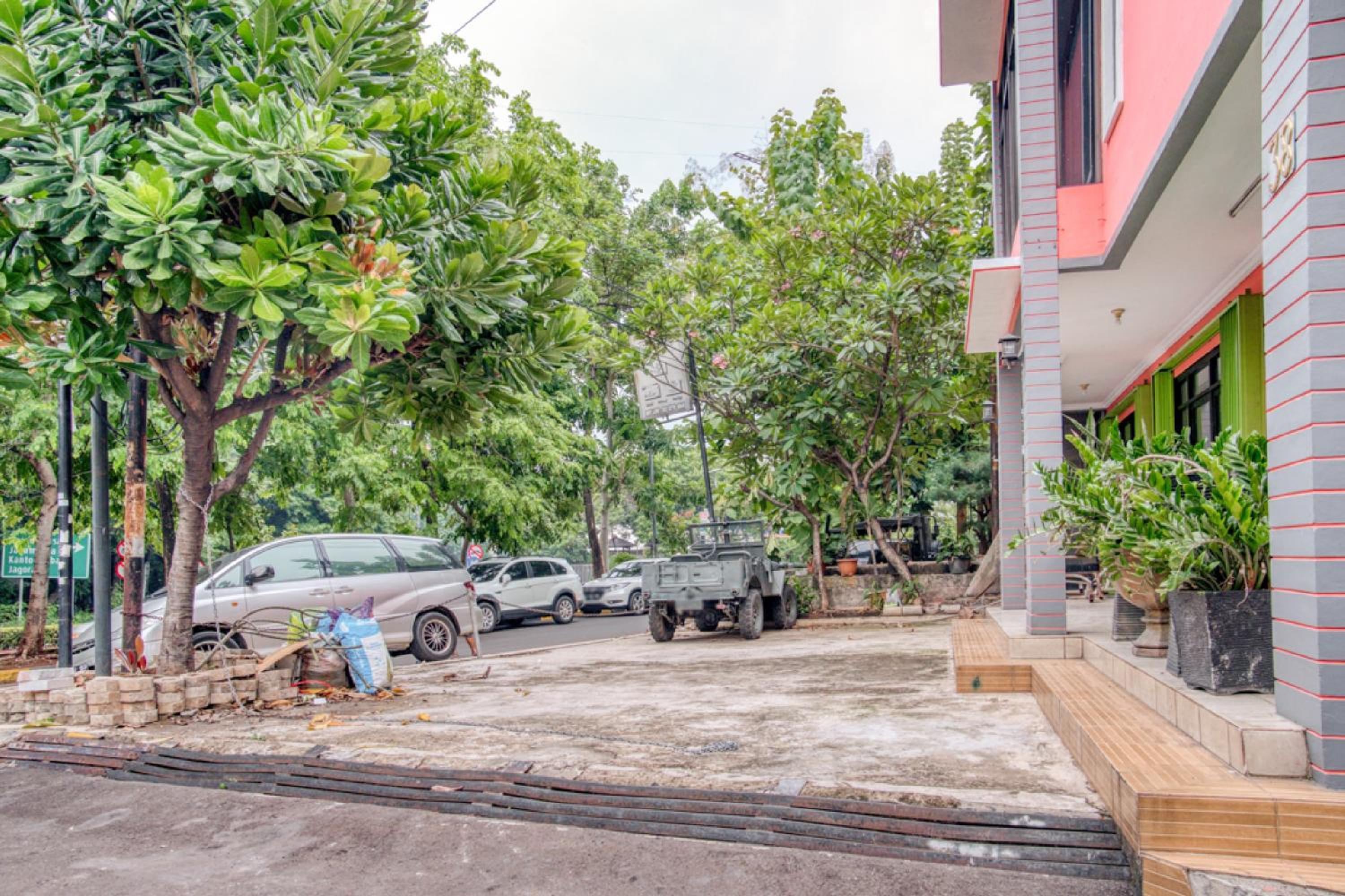 RedDoorz near Taman Mini Jakarta view 5