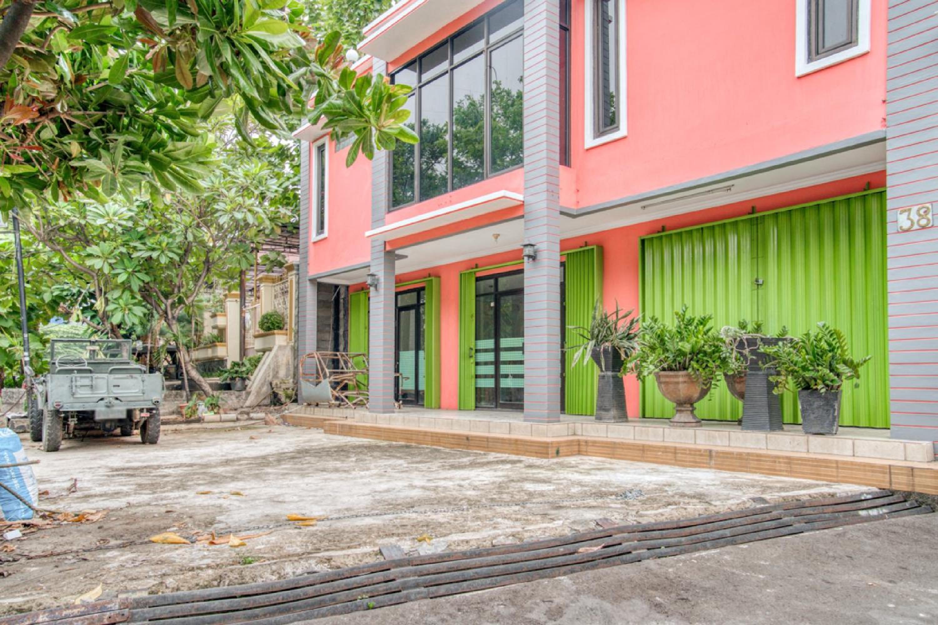 RedDoorz near Taman Mini Jakarta view 3