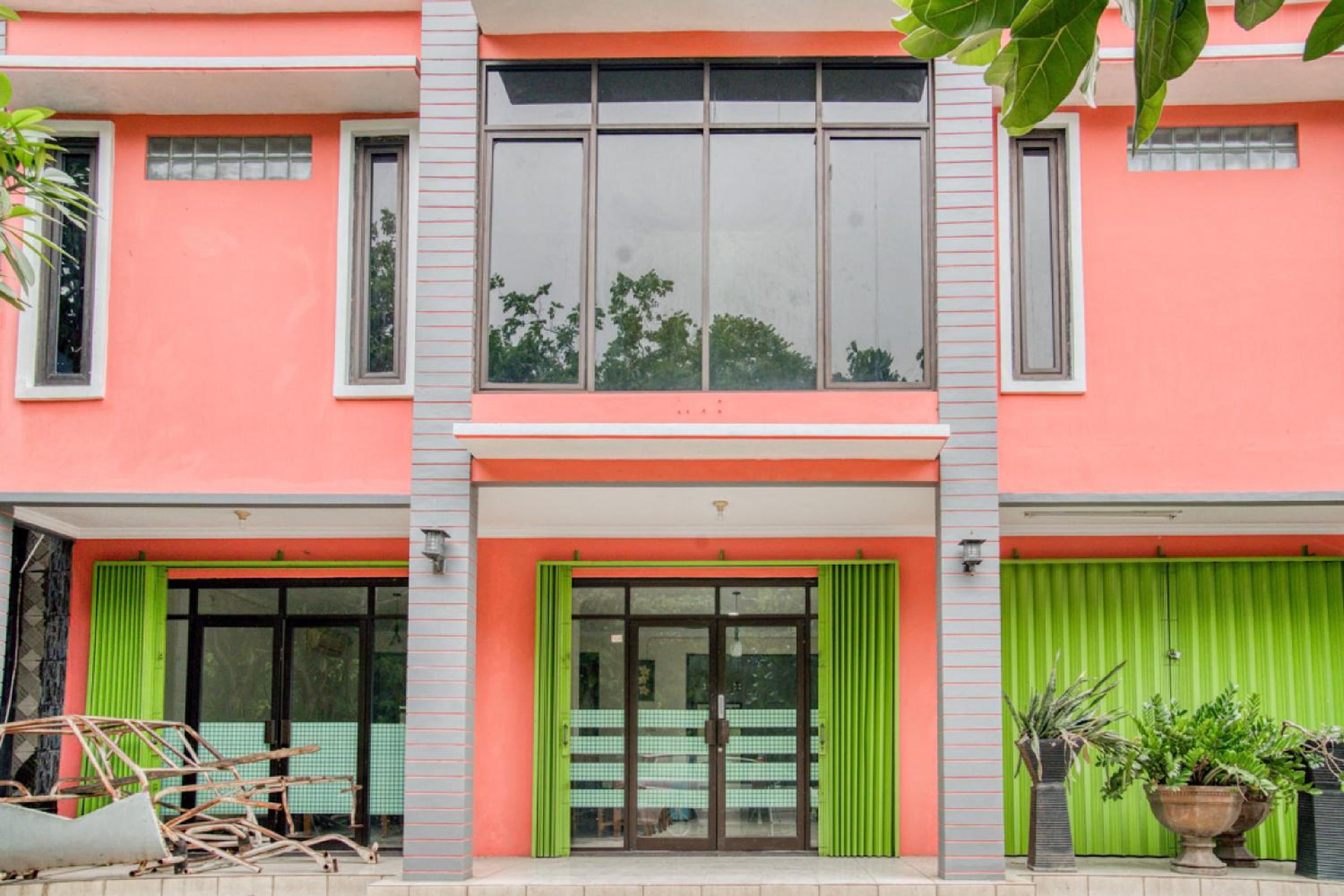 RedDoorz near Taman Mini Jakarta view 2