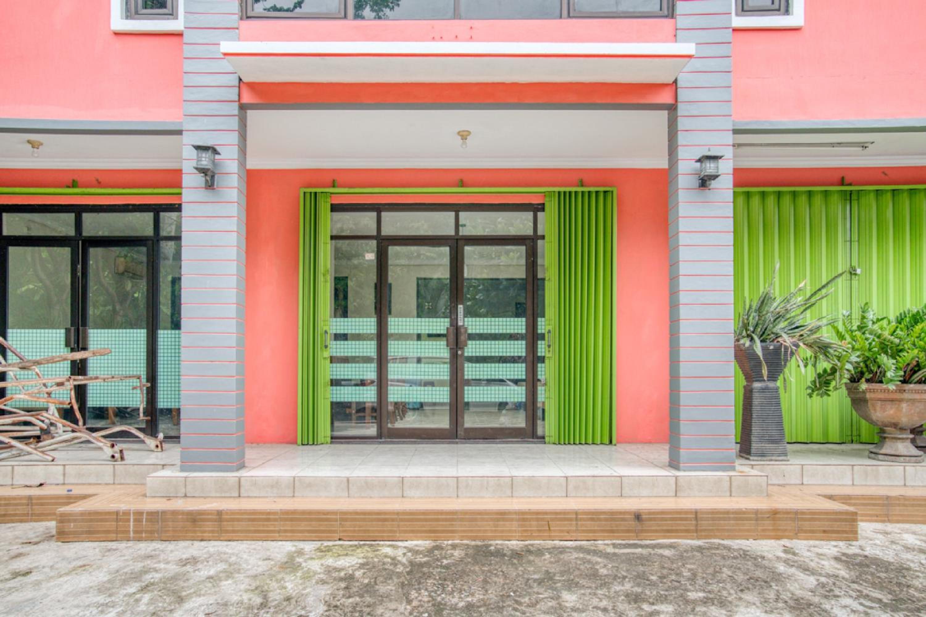 RedDoorz near Taman Mini Jakarta view 4