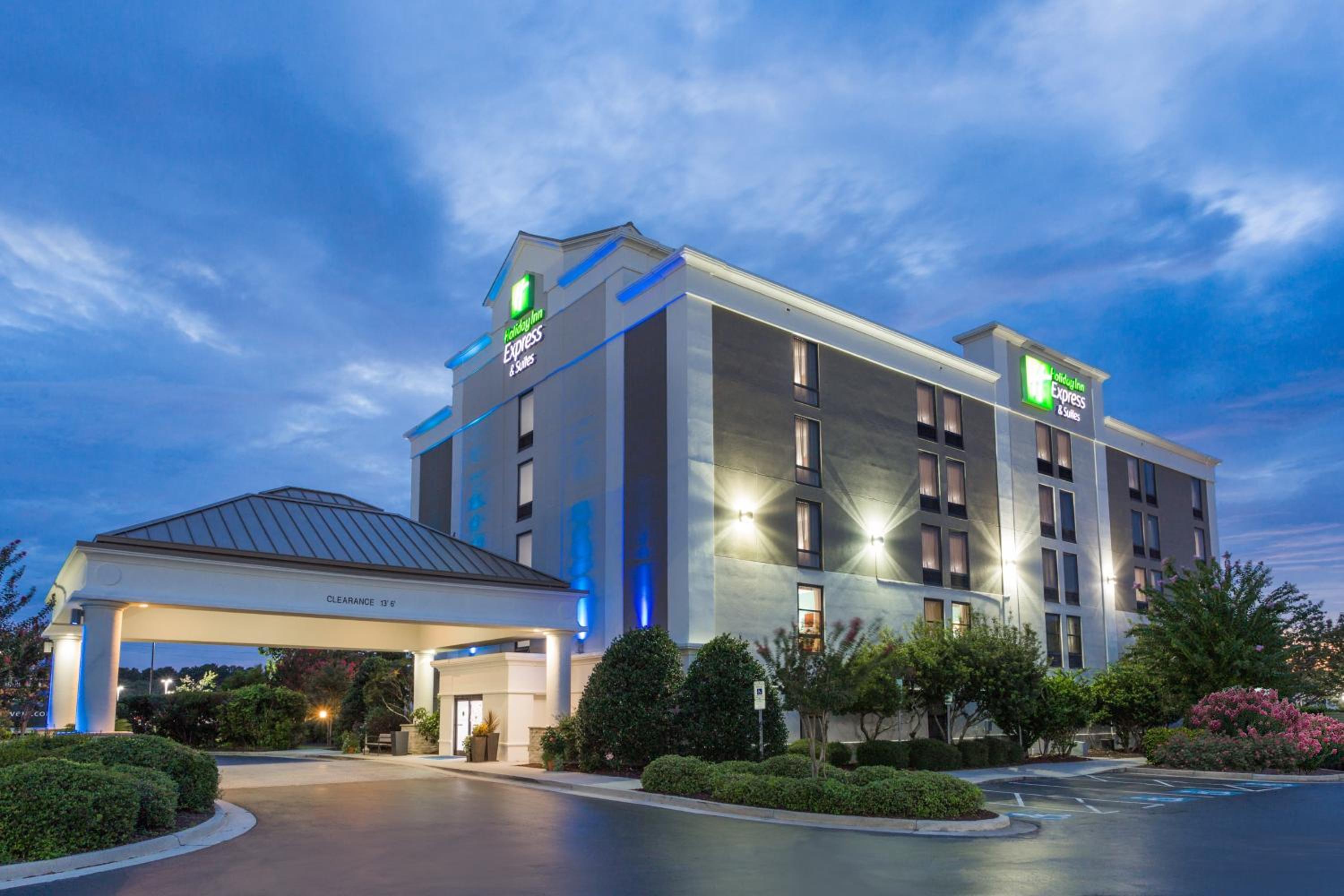 Hotel Holiday Inn Express & Suites Wilmington-University Center, an IHG Hotel - Image 1