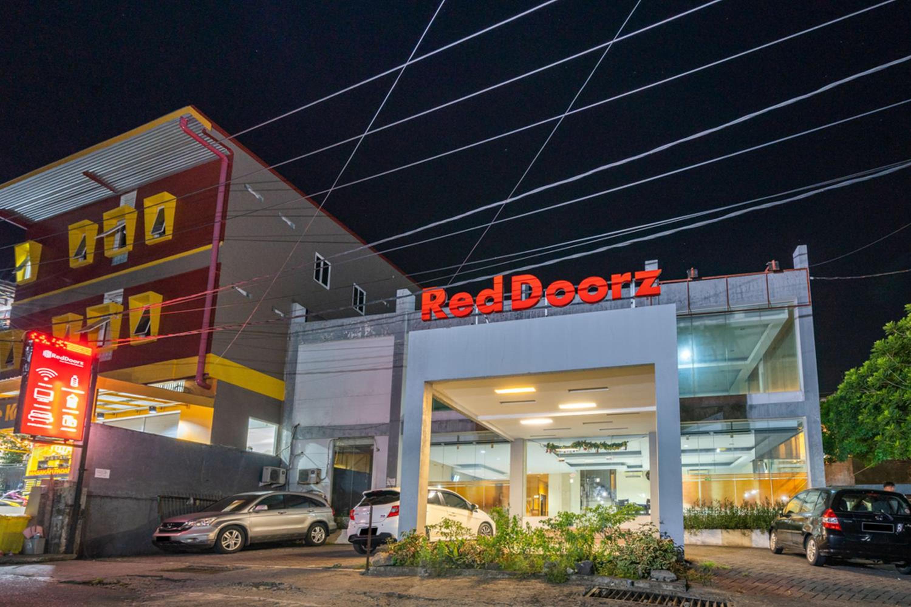 Hotel RedDoorz near Bahu Mall Manado - Image 1