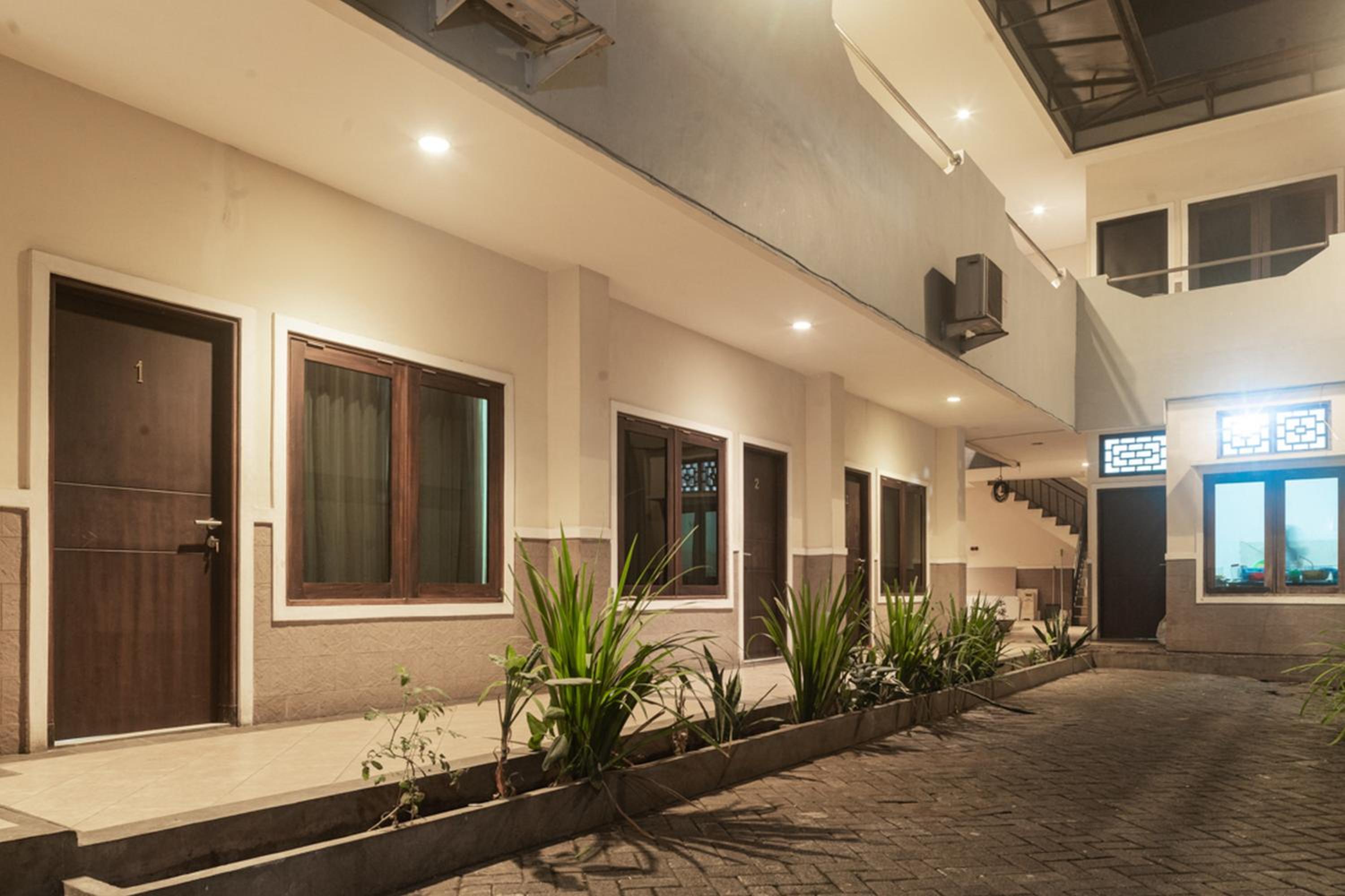 RedDoorz near Bahu Mall Manado view 5