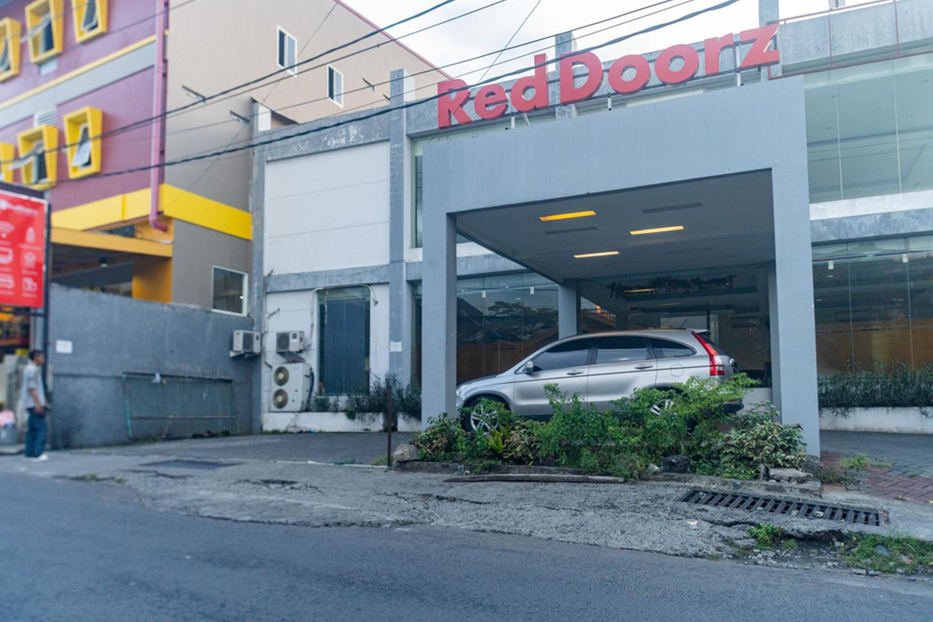 RedDoorz near Bahu Mall Manado view 4