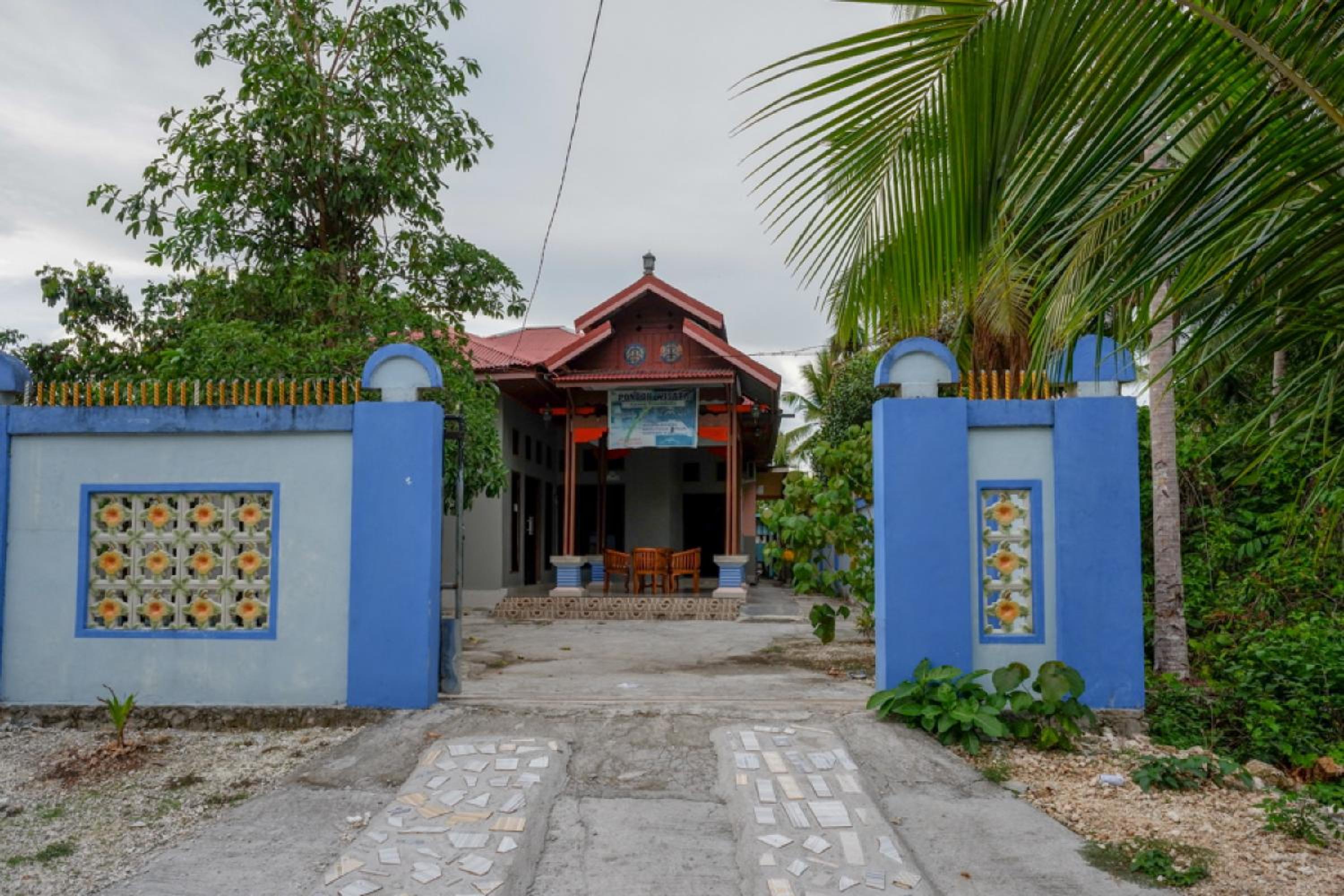 RedDoorz @ Wangi-Wangi Island Wakatobi view 3