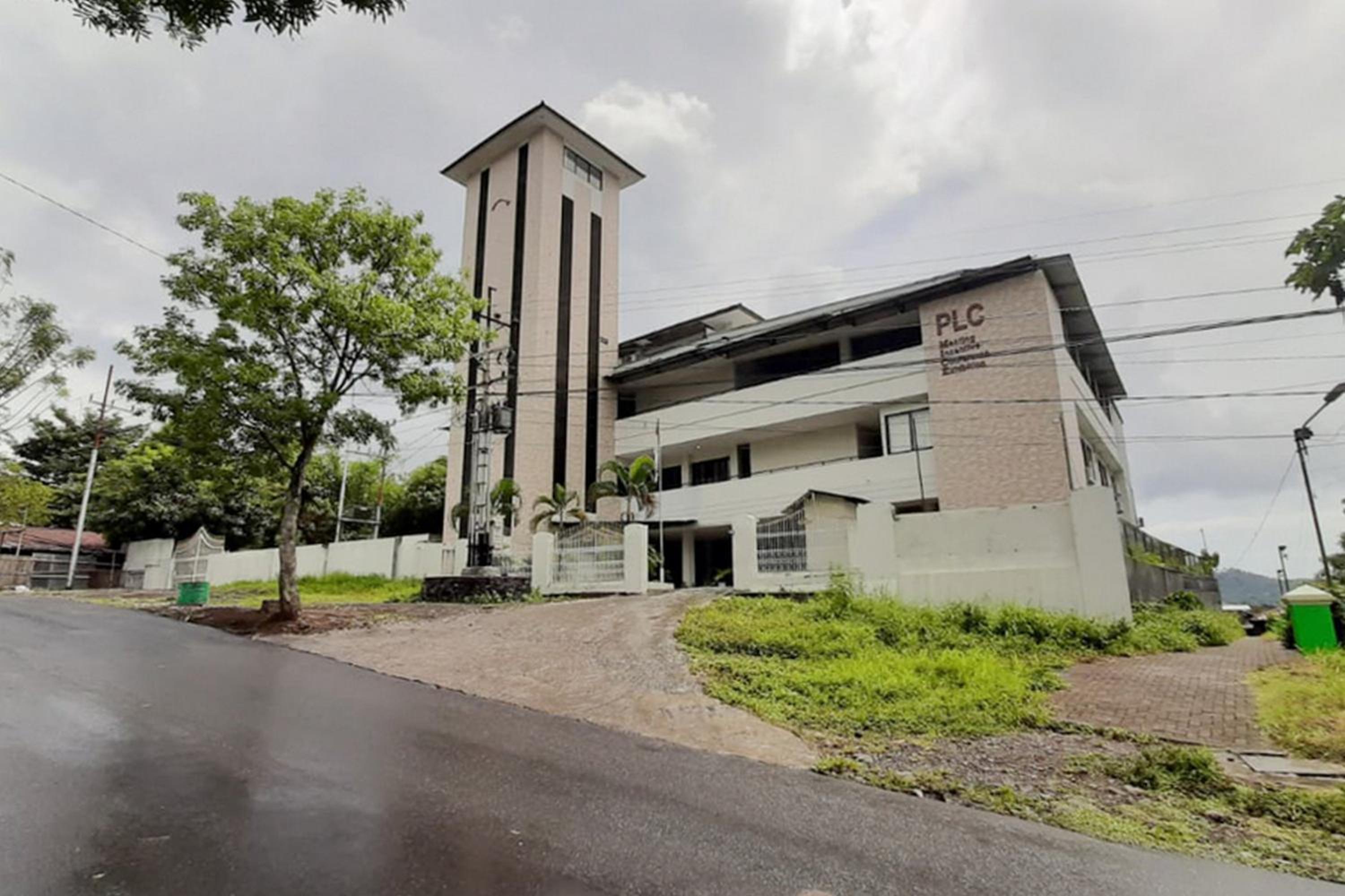 Hotel RedDoorz Plus @ Bitung City Center - Image 1