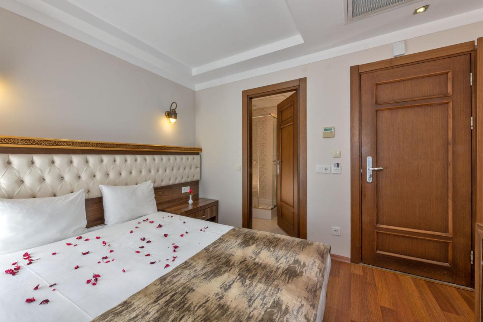 Aristocrat Hotel - Image 24