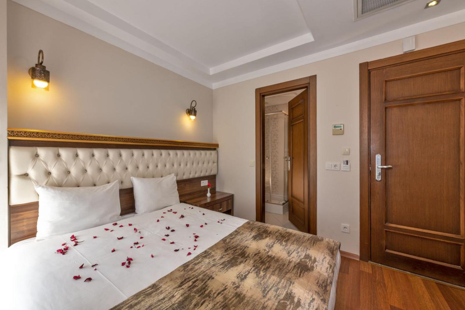 Aristocrat Hotel - Image 25