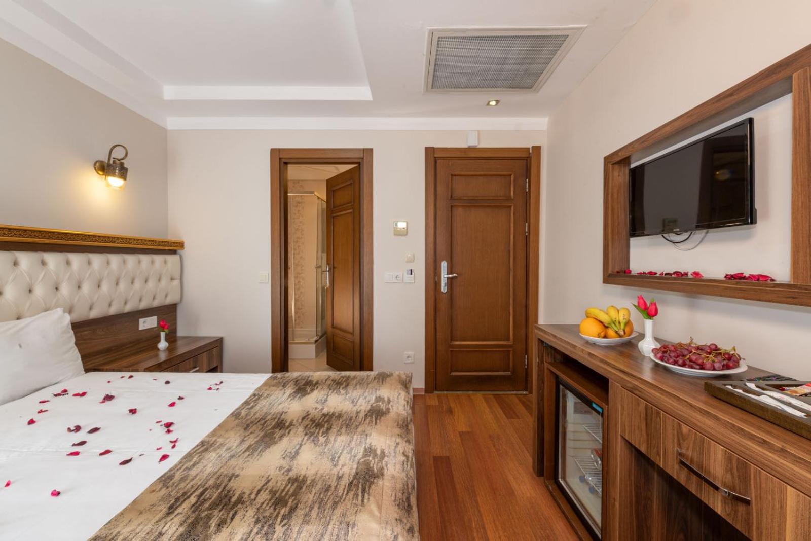 Aristocrat Hotel - Image 30