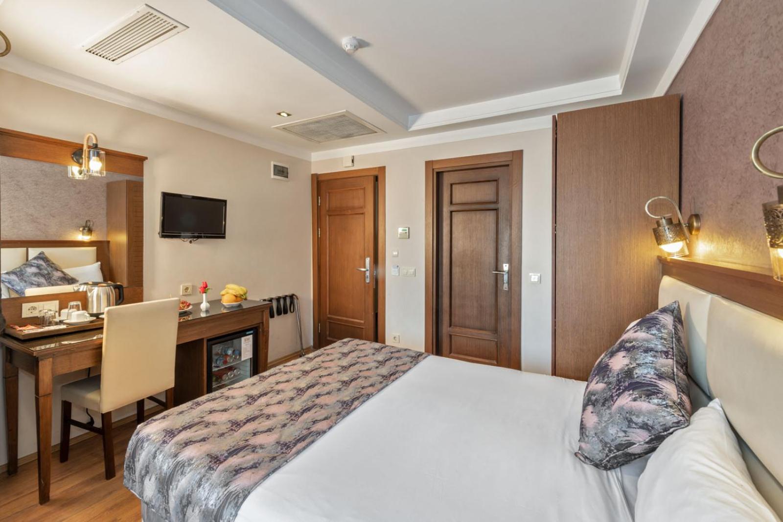 Aristocrat Hotel - Image 17