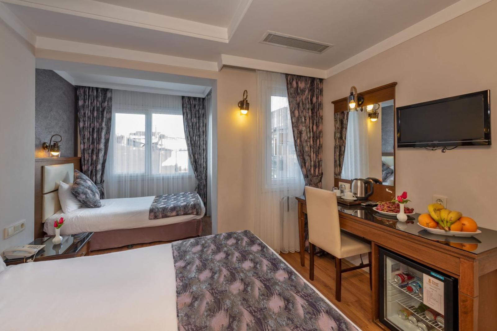 Aristocrat Hotel - Image 31