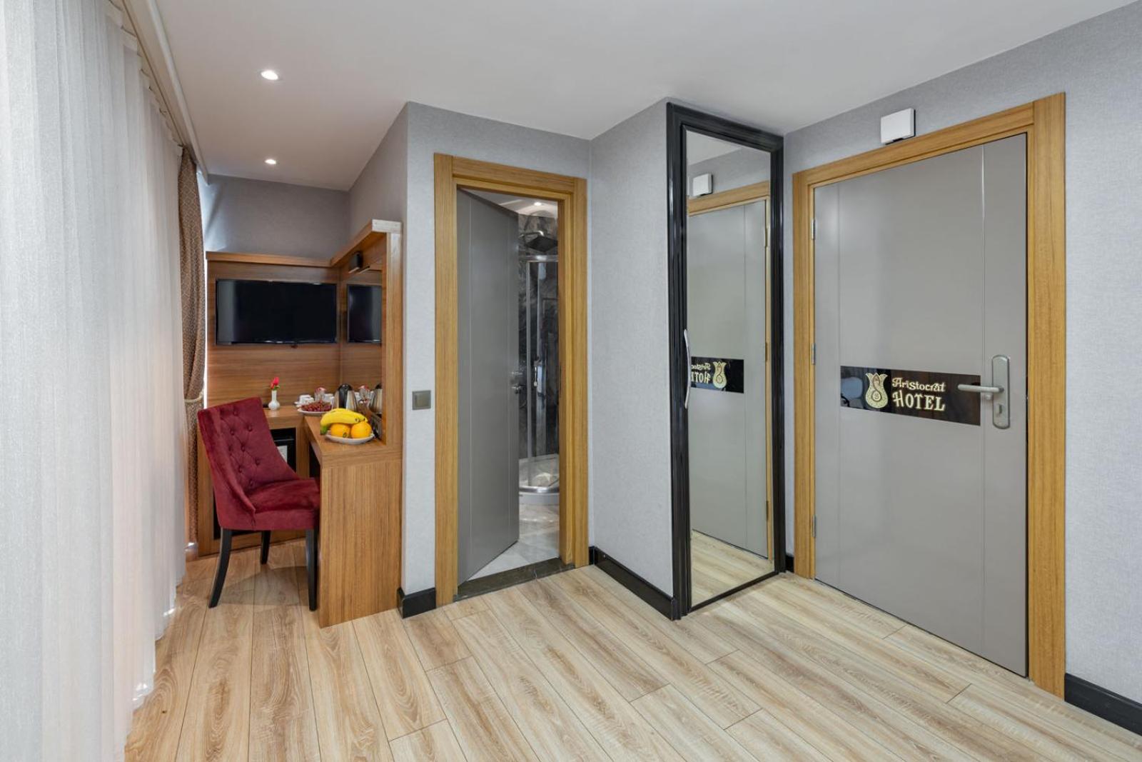 Aristocrat Hotel - Image 50